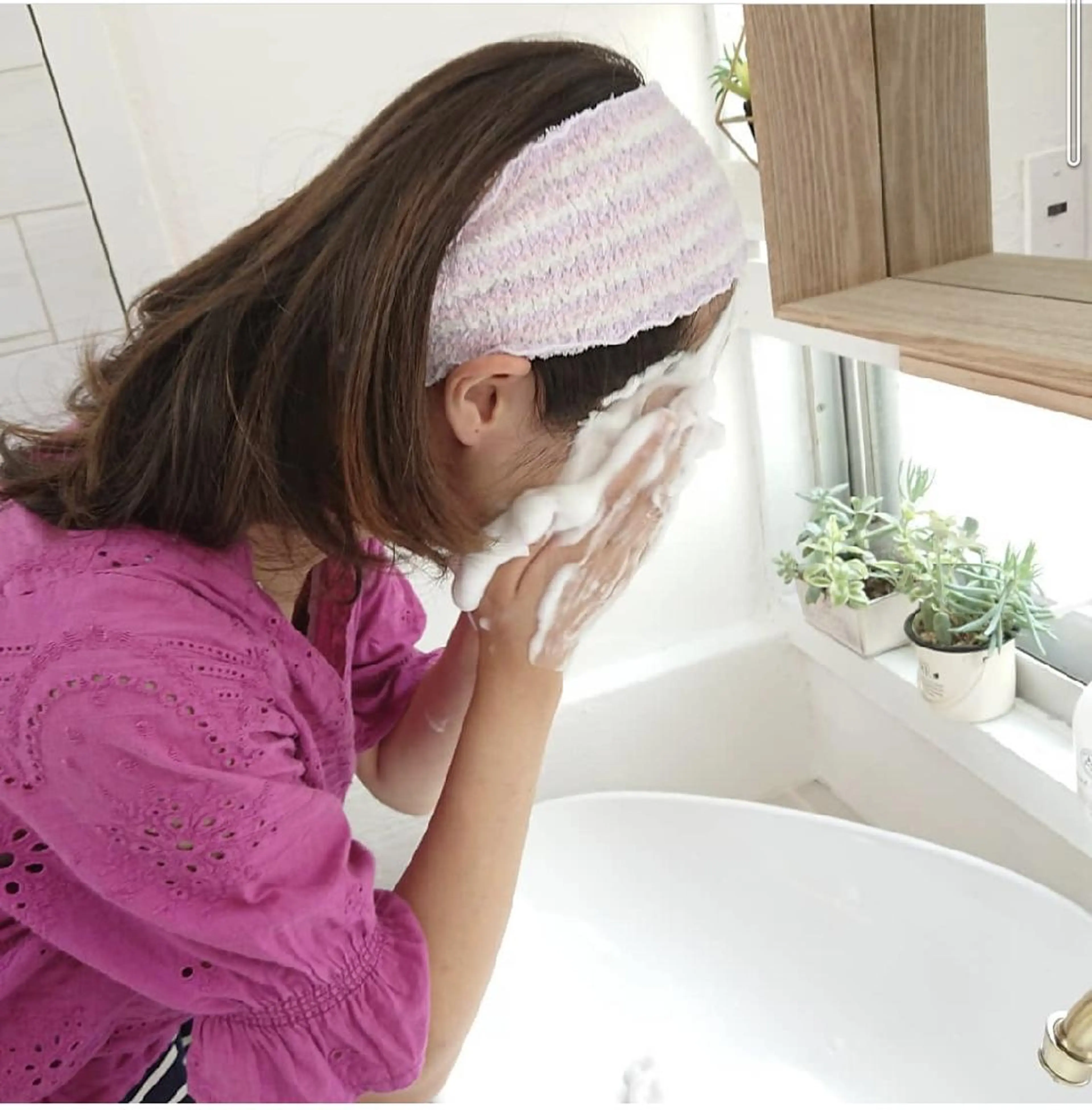 正しいスキンケアのお手入れ方法のレッスンと、肌分析のスキンチェックの写真