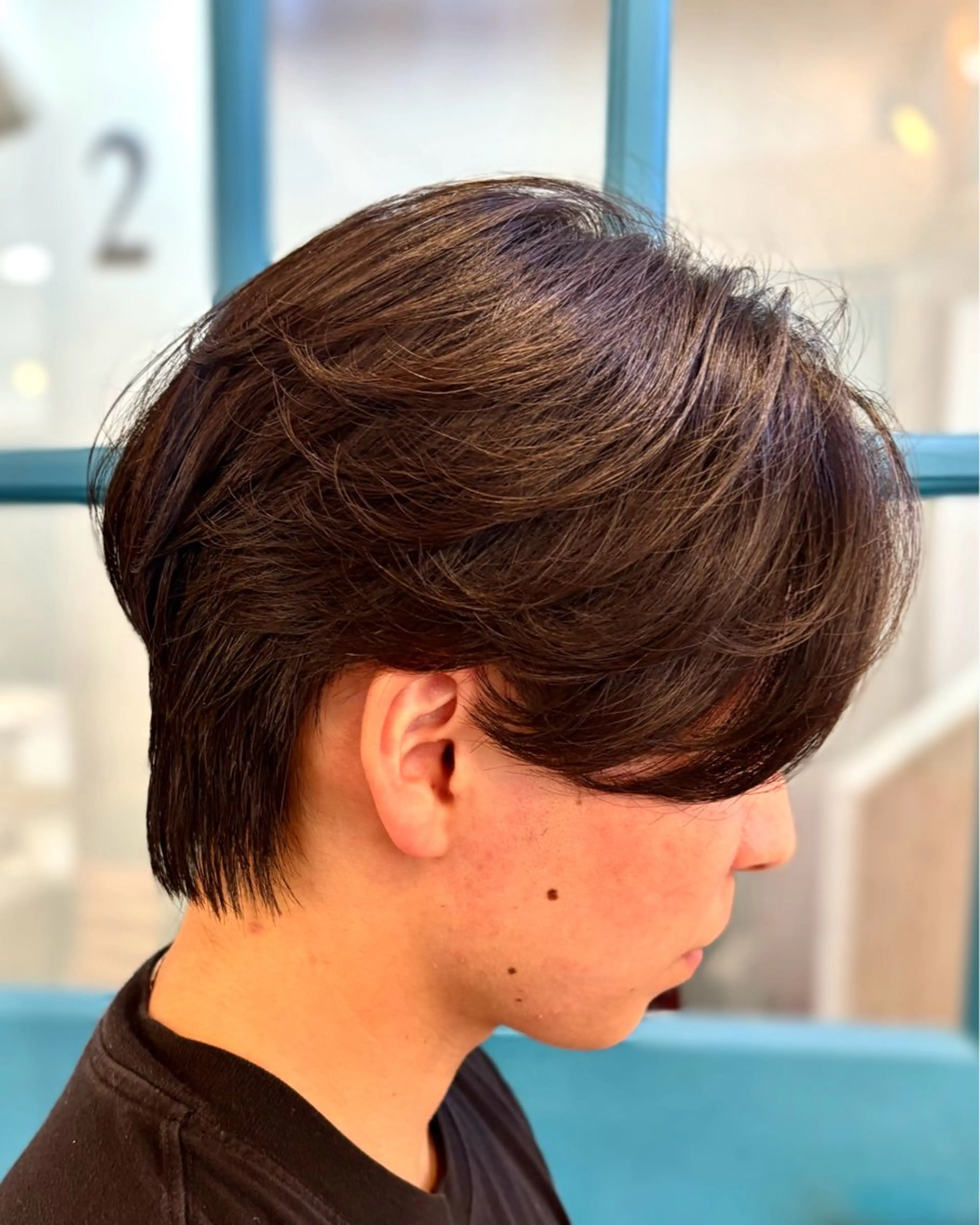 パーマ メンズ センターパート メンズパーマ ニュアンスパーマ カット パーマ ショート、韓国メンズ ヘアのかつらぎのヘアスタイル