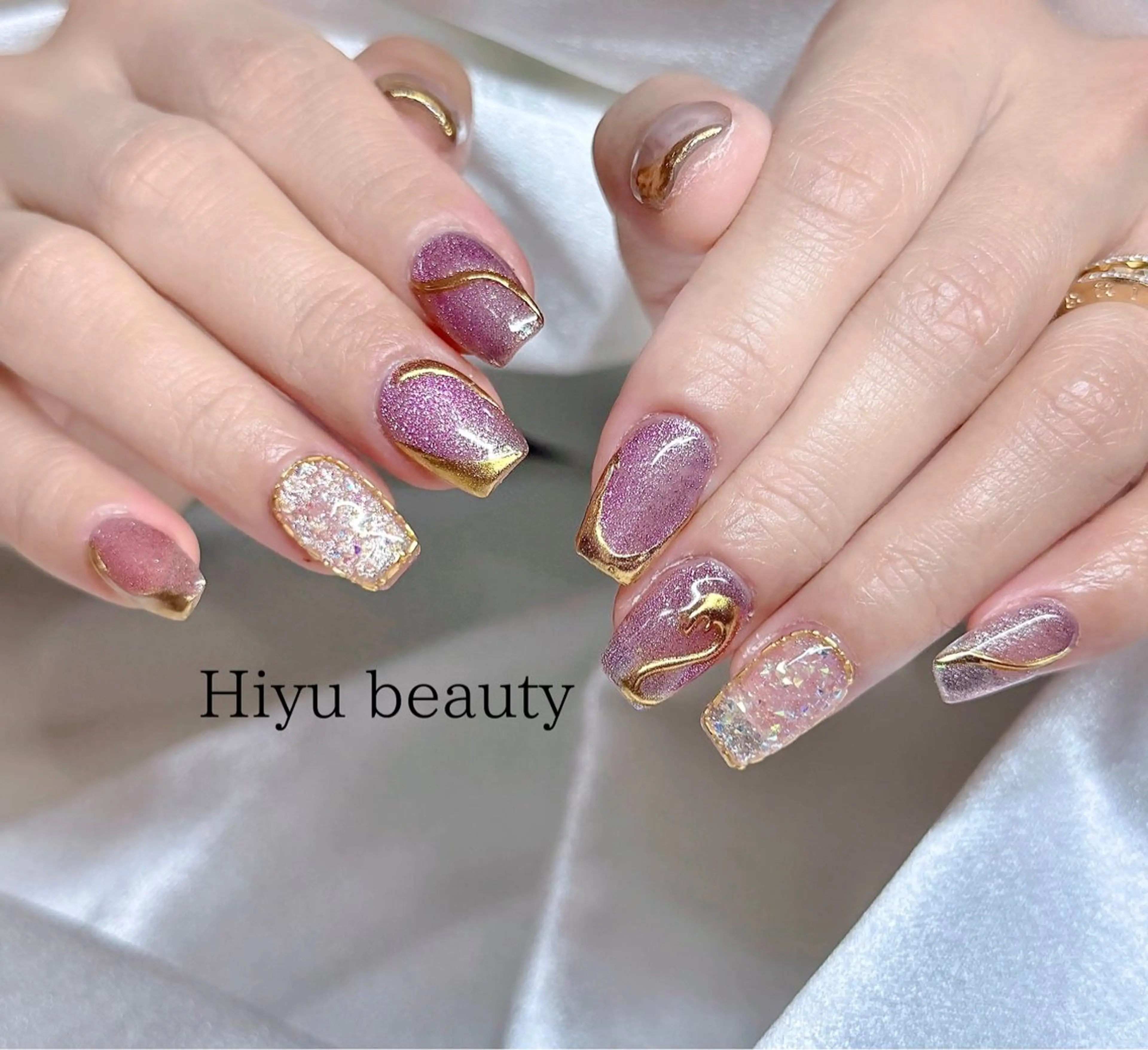ネイル オーロラネイル ゴールド ラメ(グリッター) パープル ホワイト ヒユ ビューティーのネイルデザイン