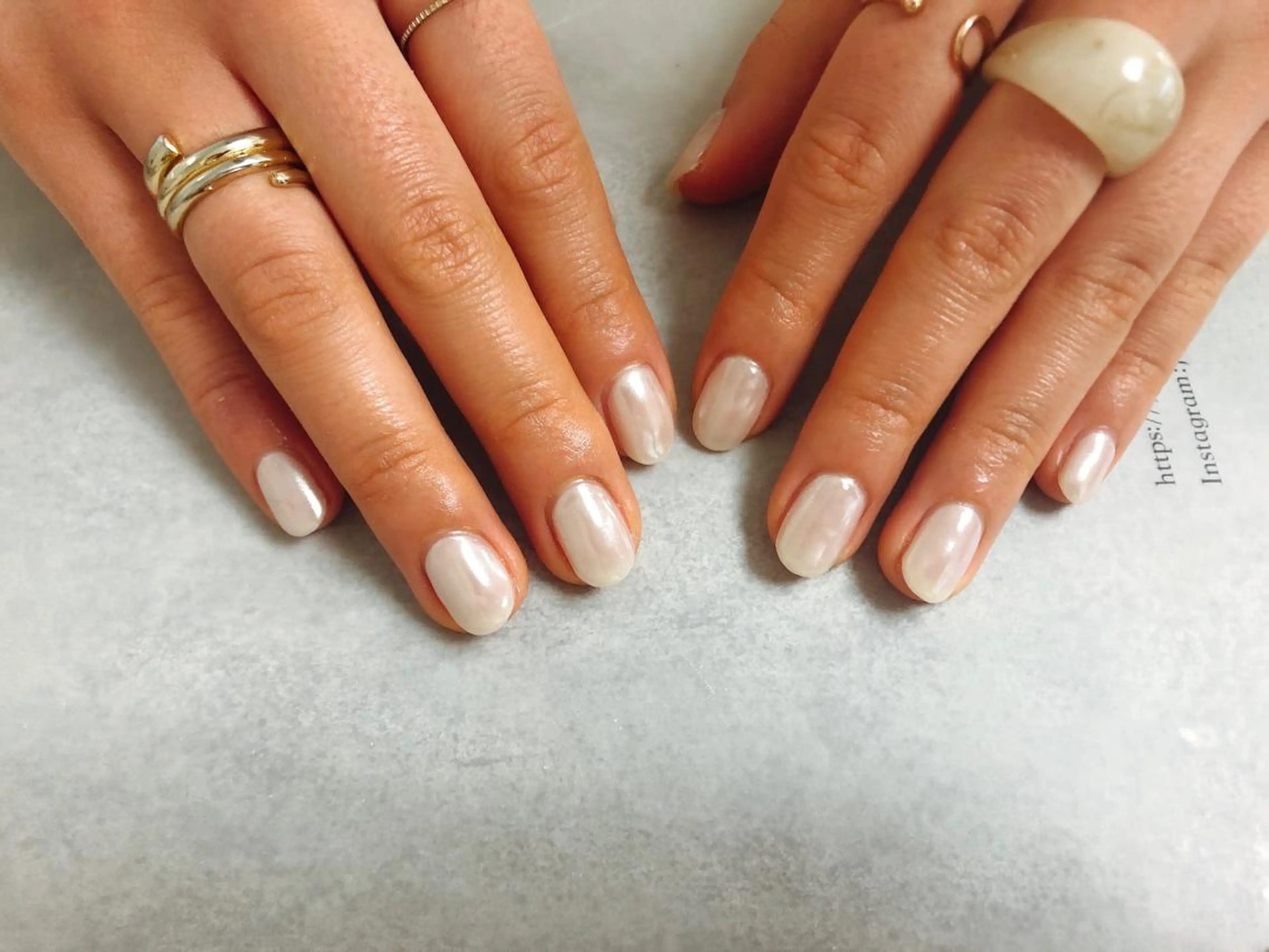 ネイル オーロラネイル ワンカラーネイル ホワイト ハンドネイル mogunail &blowのネイルデザイン