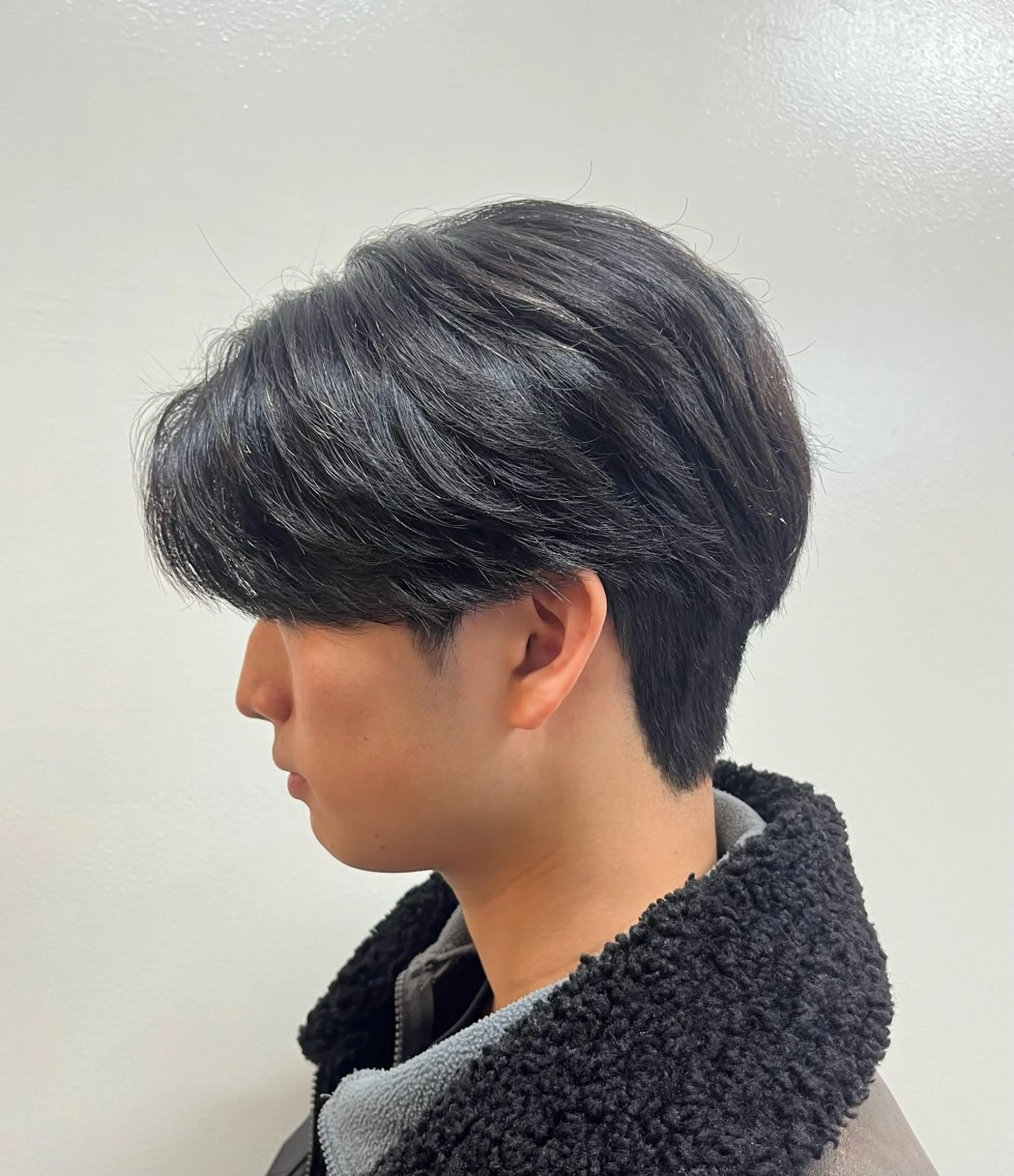 ショート パーマ メンズ センターパート ダウンパーマ メンズパーマ カット パーマ 韓国メンズヘア/ 毛流れヘア　須田龍世のヘアスタイル