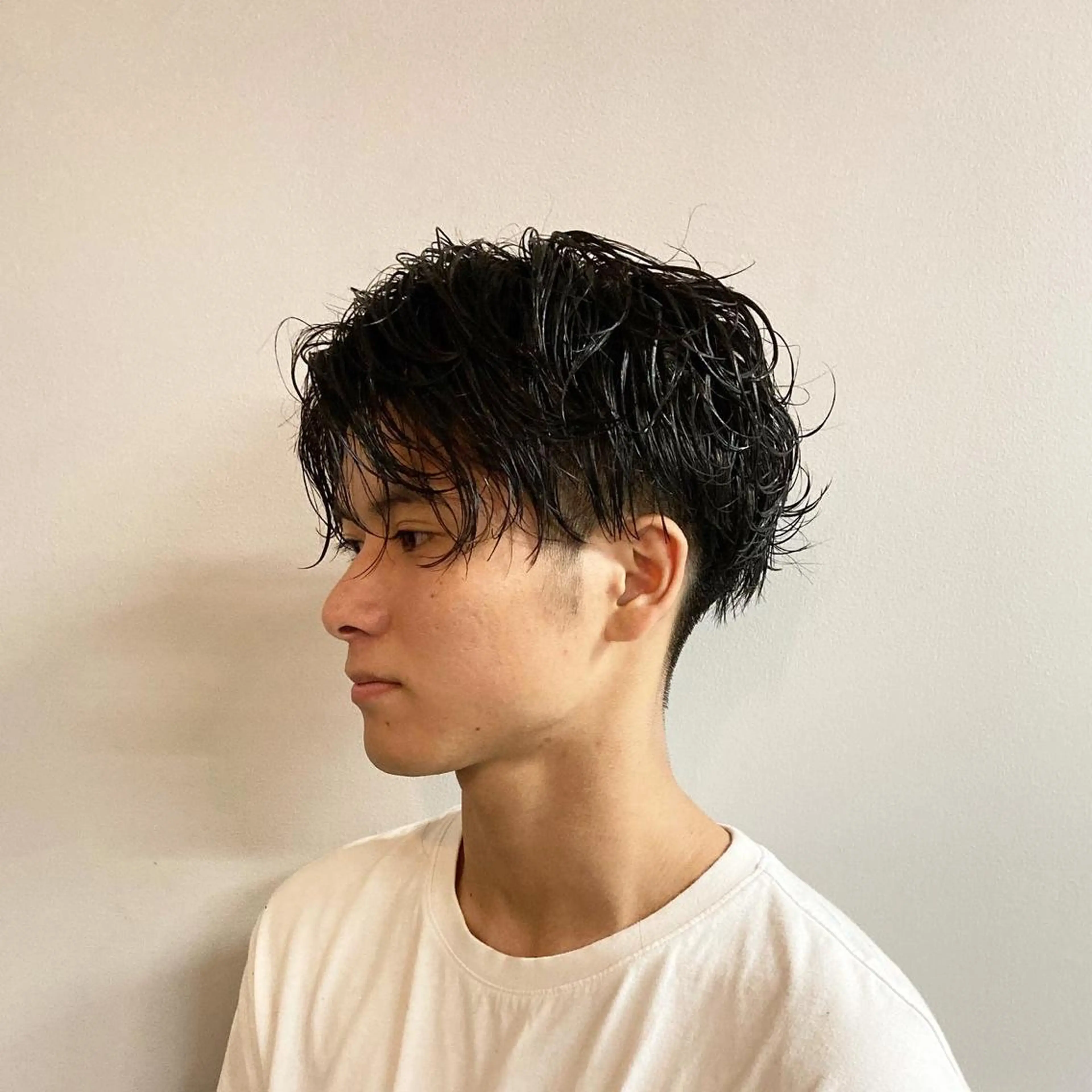 パーマ メンズ メンズパーマ スパイラルパーマ 顔まわりレイヤー デザインカットのヘアスタイル