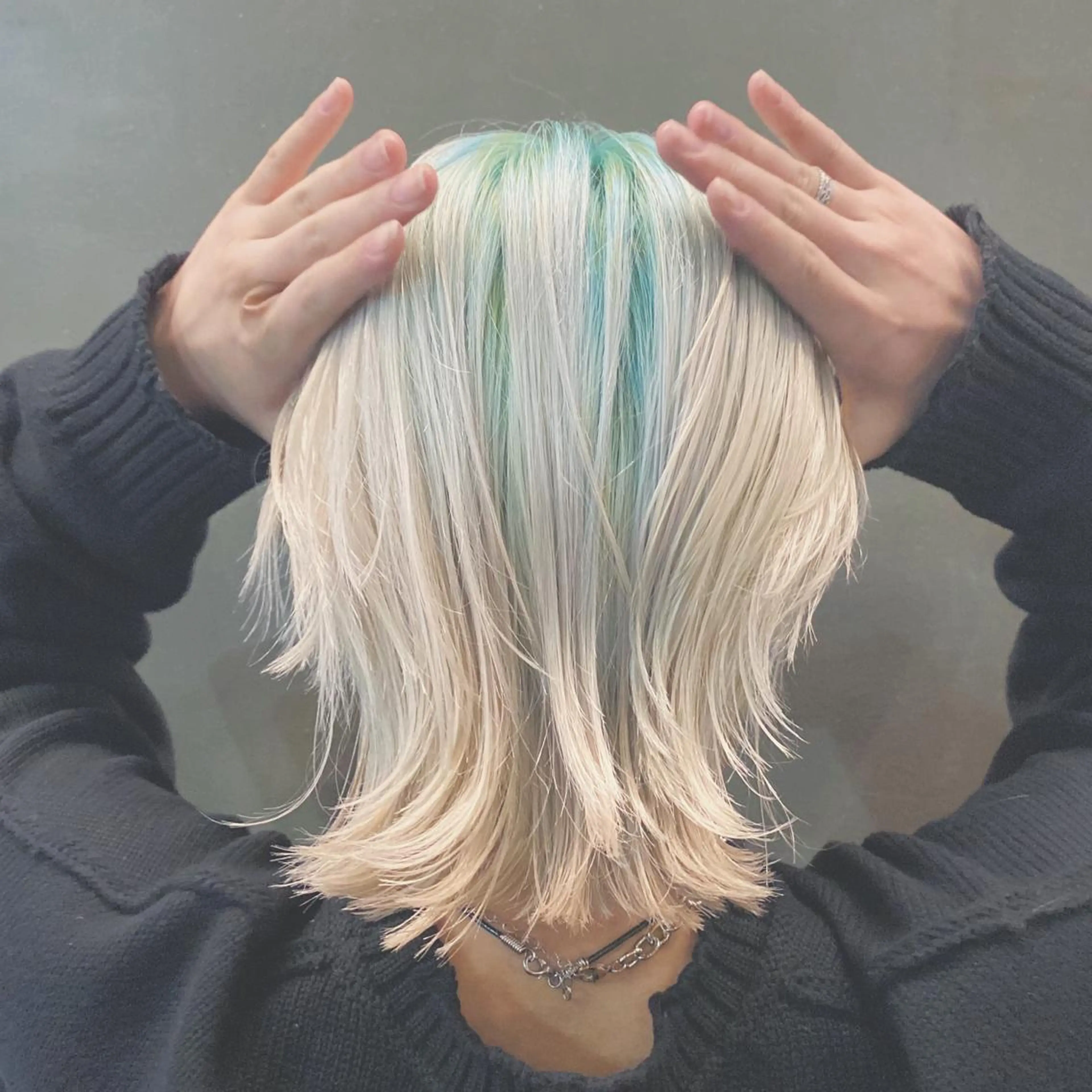 ミディアム カラー ブリーチ デザインカラー センターパート/ 暖色カラーayuのヘアスタイル