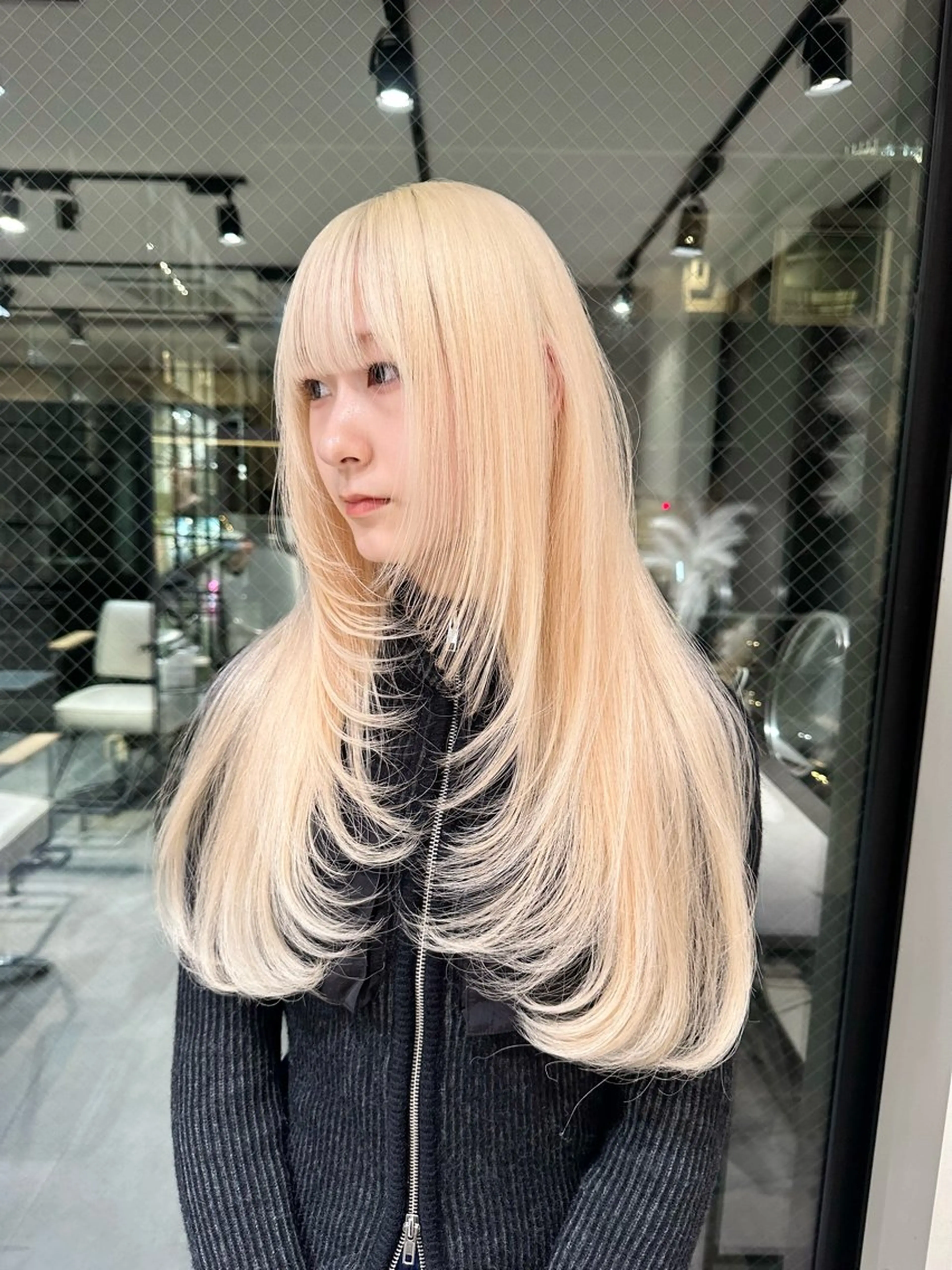 カラー ブリーチ ハイトーンカラー カット YUI デザインカラーのヘアスタイル