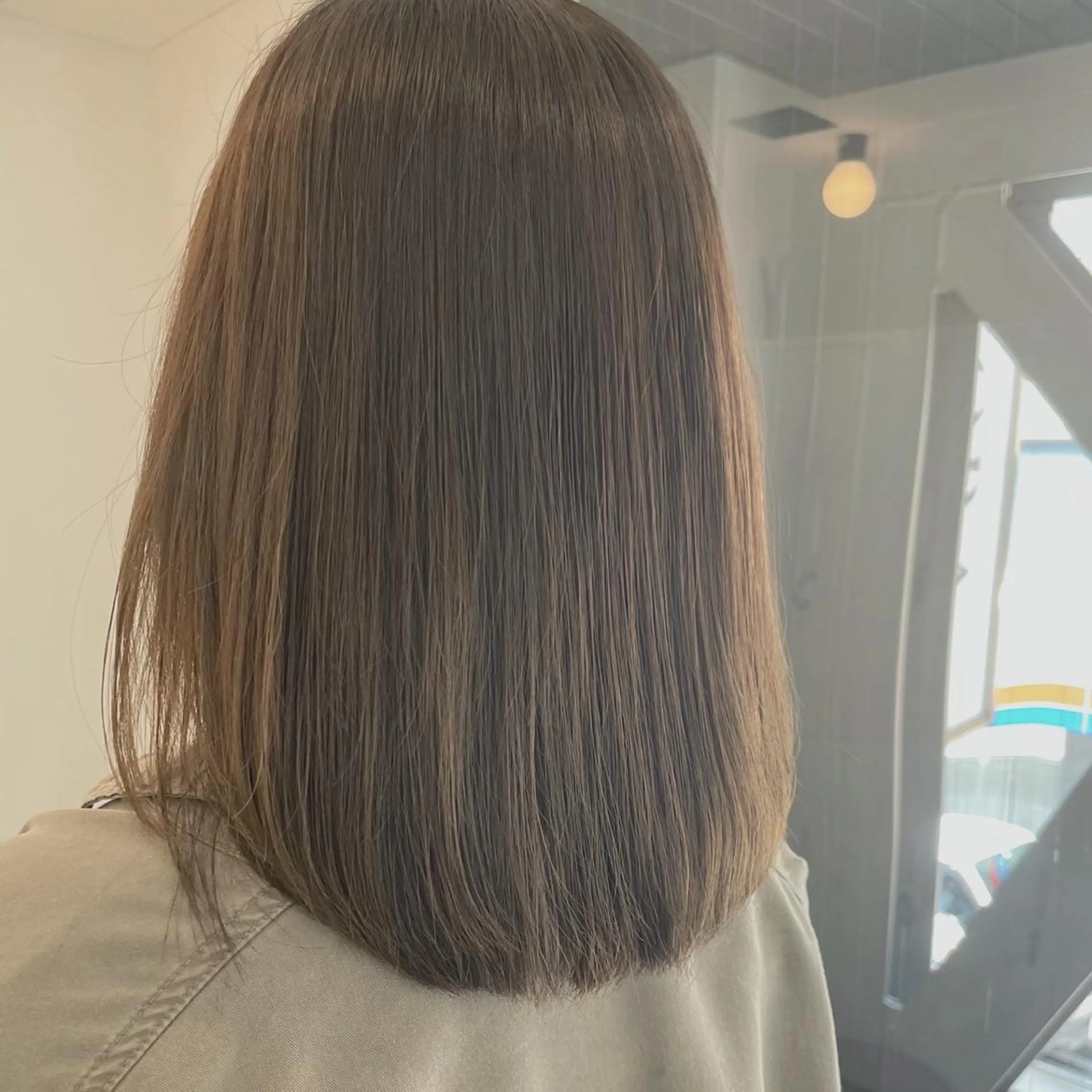 ミディアム アッシュ 鈴木 梓のヘアスタイル