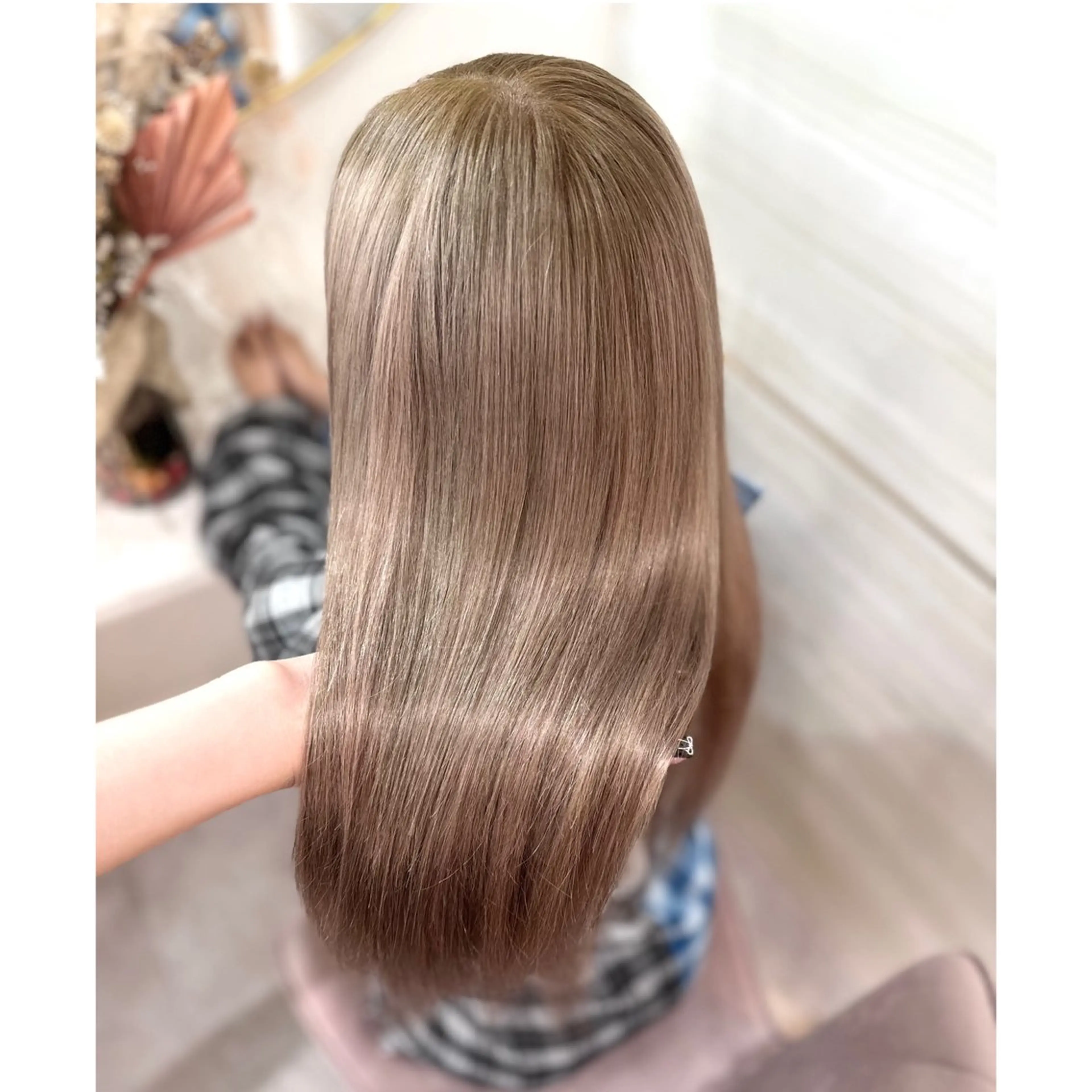 ロング カラー ベージュカラー ブリーチ ミルクティーベージュ 似合わせカット 🐈‍⬛momo🐾 ダブルカラーのヘアスタイル