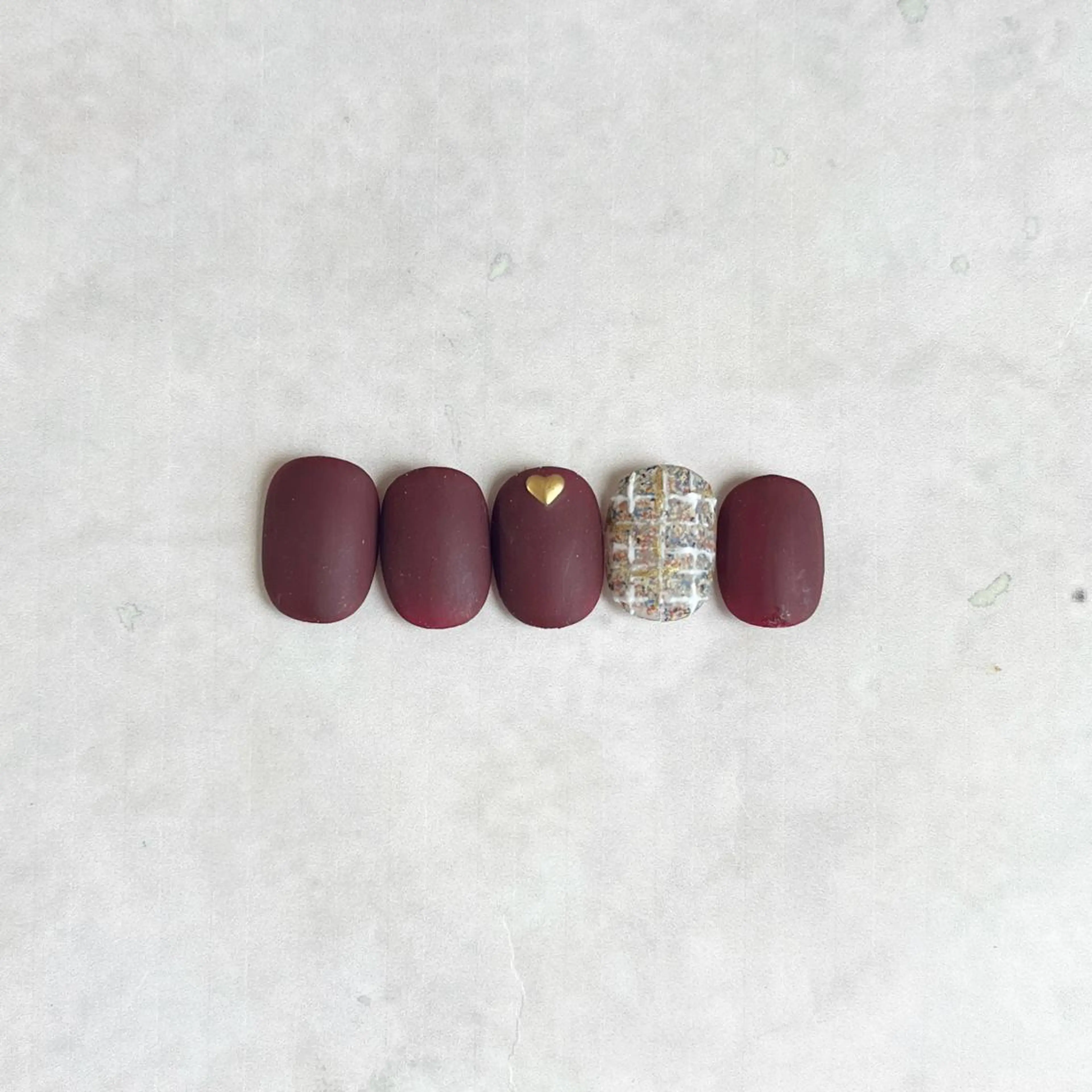 ネイル ハート マットネイル 赤色 ツイードネイル フリーランス¨̮⃝ ネイリストOKADAのネイルデザイン