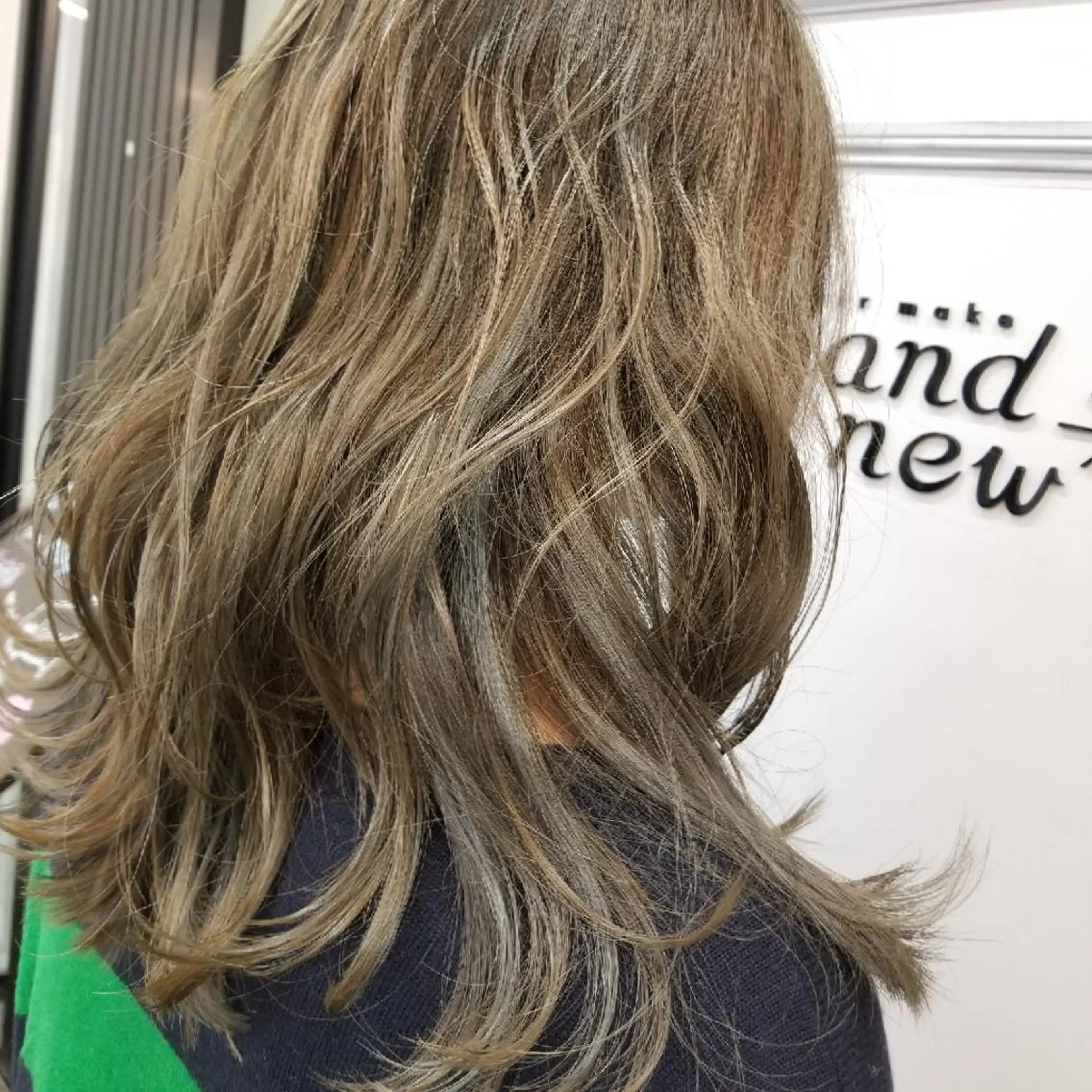 セミロング カラー グレージュ ハイライトカラー ハイライト カット ヘアカラー トリートメント SAKURA (サクラ)のヘアスタイル