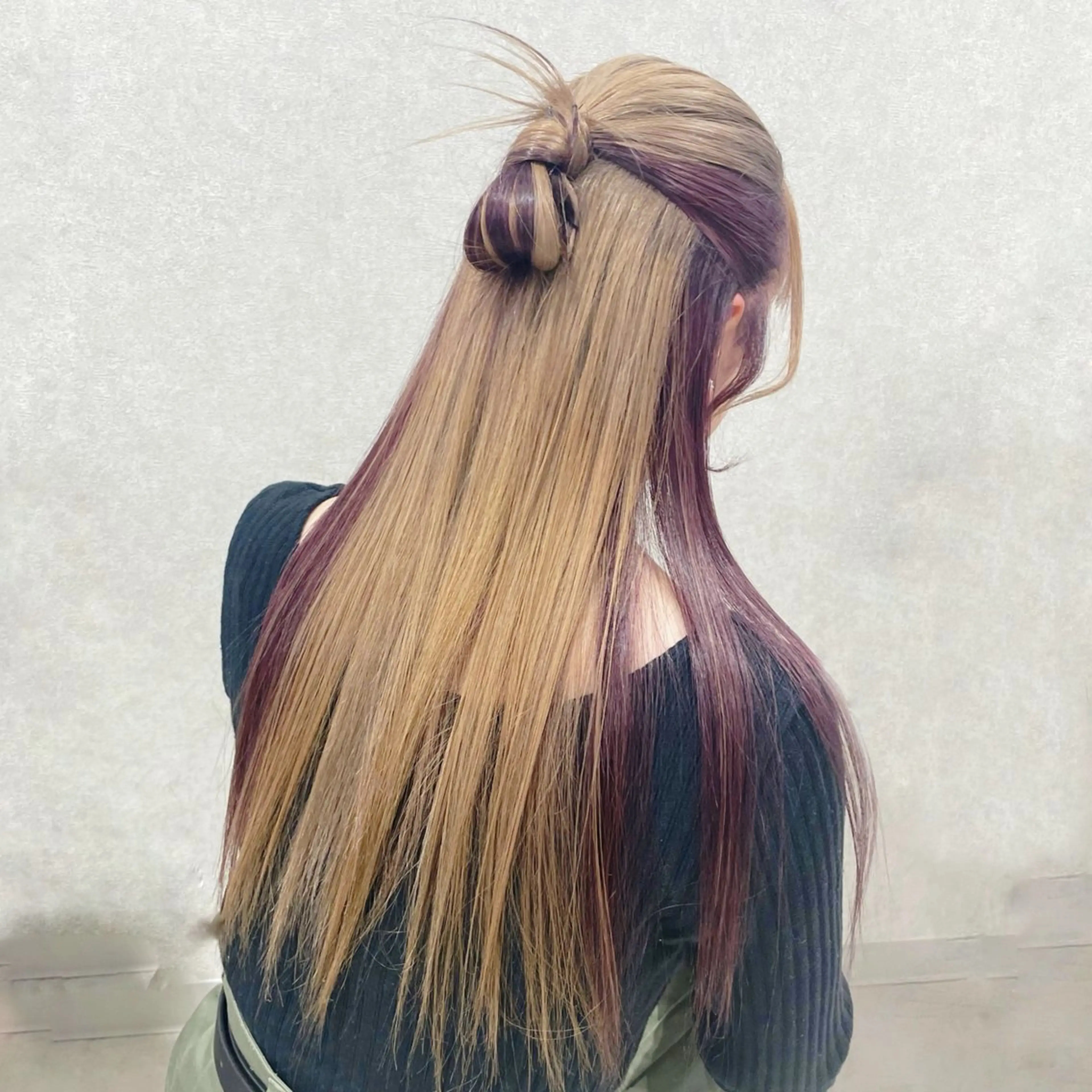 ロング カラー ヘアアレンジ ハーフアップ お団子ヘア ハイトーンカラー インナーカラー 古沢 みづきのヘアスタイル