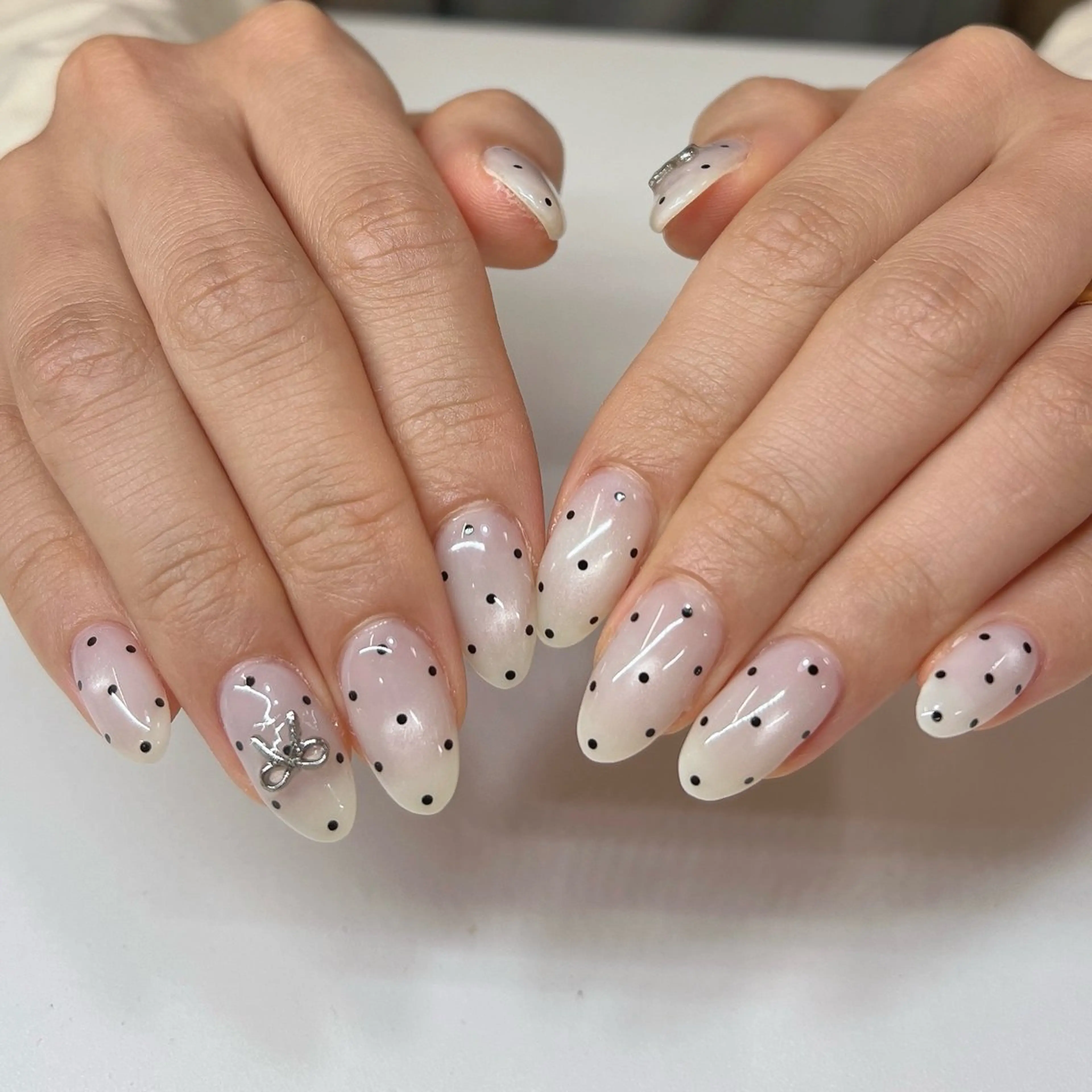 ネイル ドット ガーリー マグネットネイル ホワイト ハンドネイル Chipi Neneのネイルデザイン