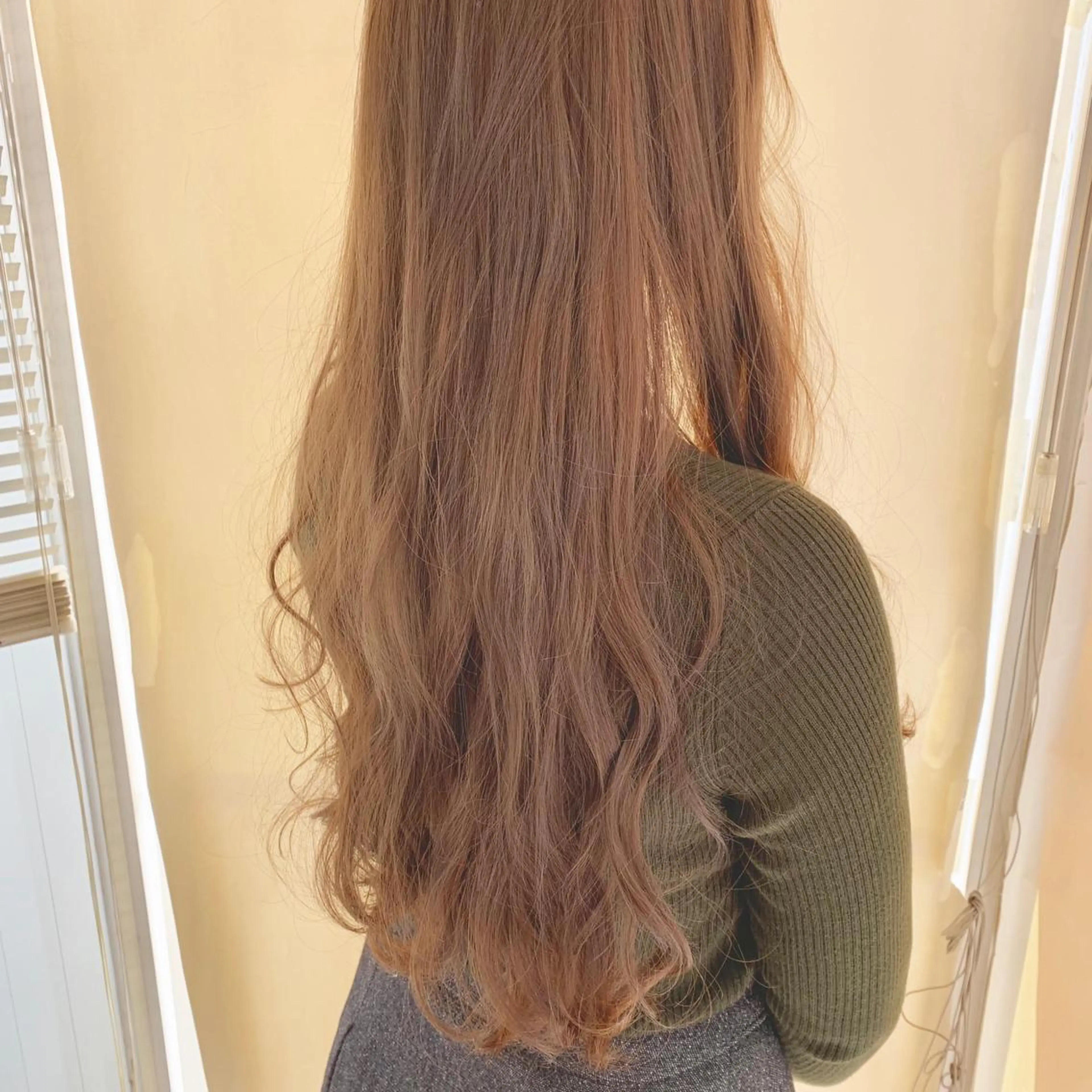 ロング カラー ベージュカラー 加藤 綾華のヘアスタイル