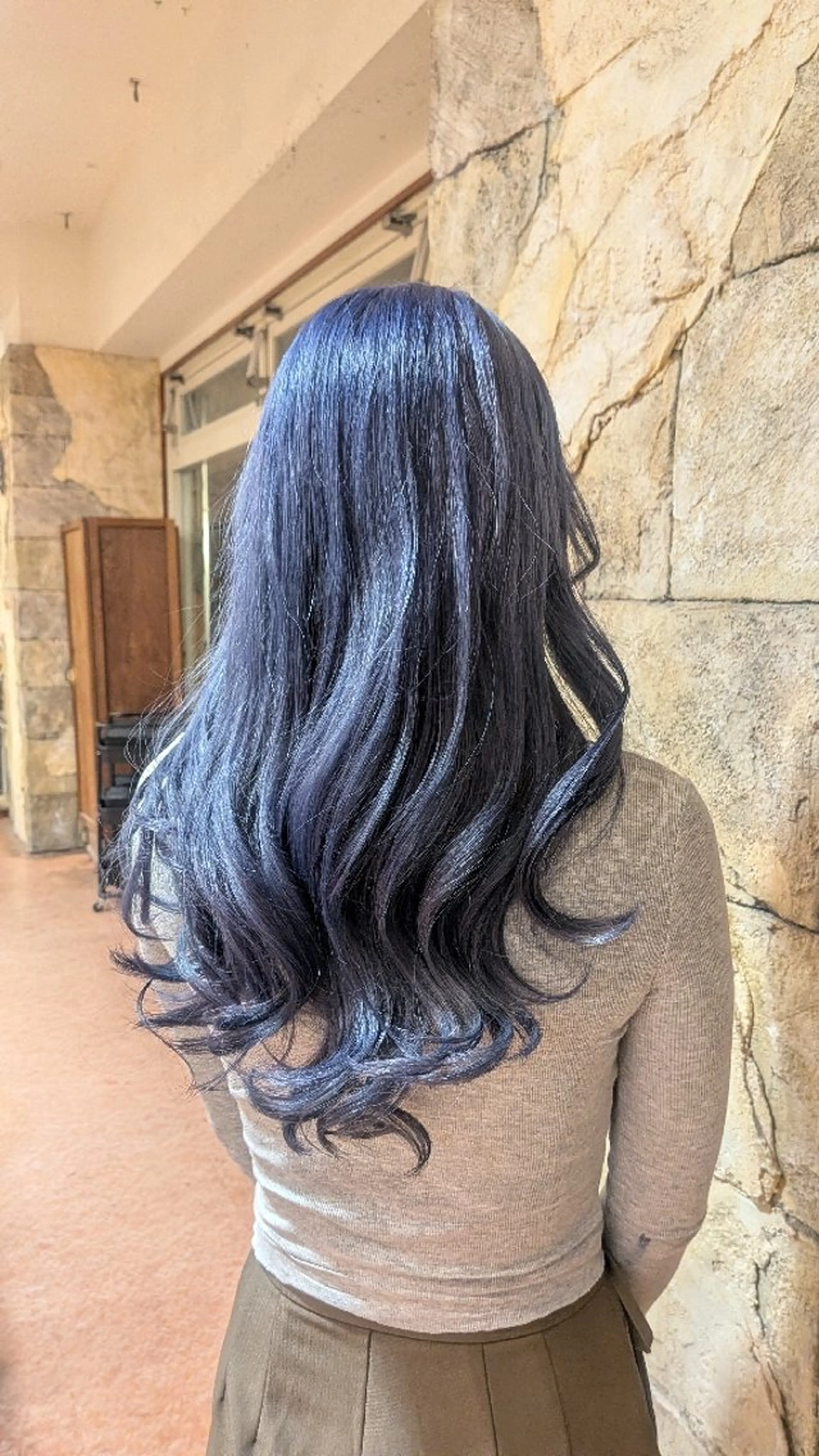 カラー ロング ブリーチ シルバー ヘアカラー 梅原 瑞雪のヘアスタイル