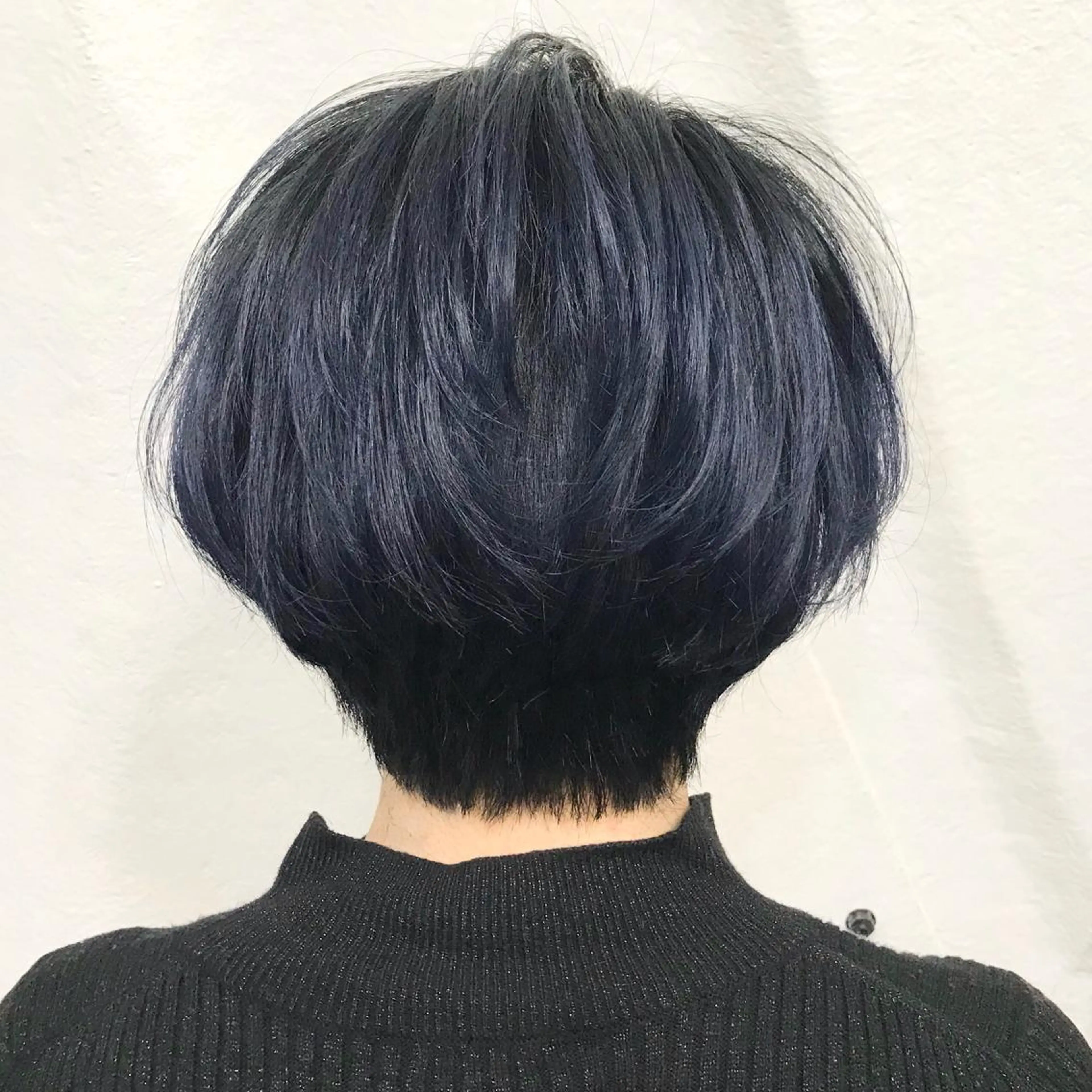 ショート カラー ブリーチ ブルーカラー ネイビーカラー ショートヘア サロウィン所属・K-POP好き美容師 🇰🇷Kai.Yのヘアスタイル