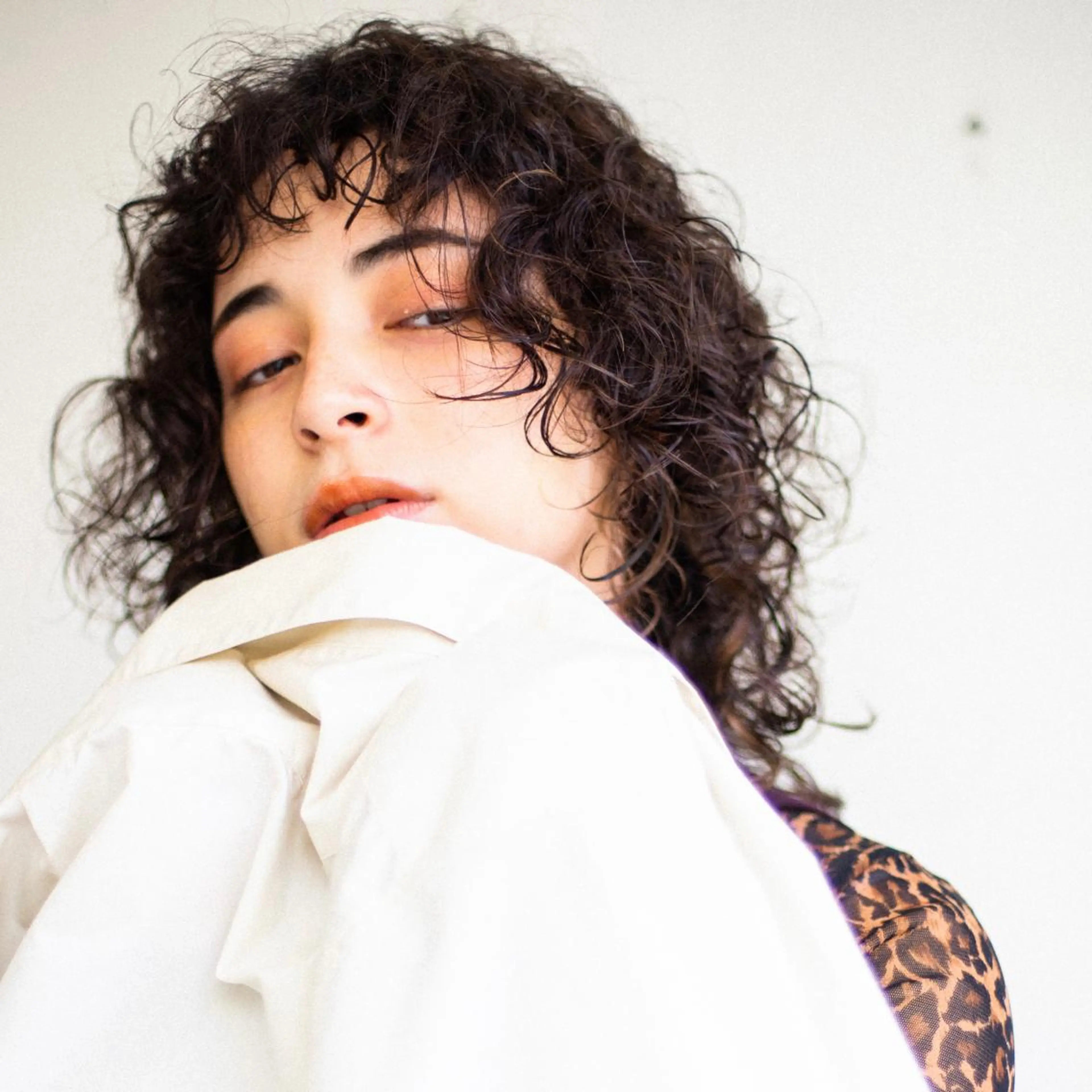 ミディアム パーマ ショートボブ ミディアムパーマ アッシュ パープルカラー イエローカラー カット パーマ 🌈圧倒的デザイン力 内井省吾のヘアスタイル