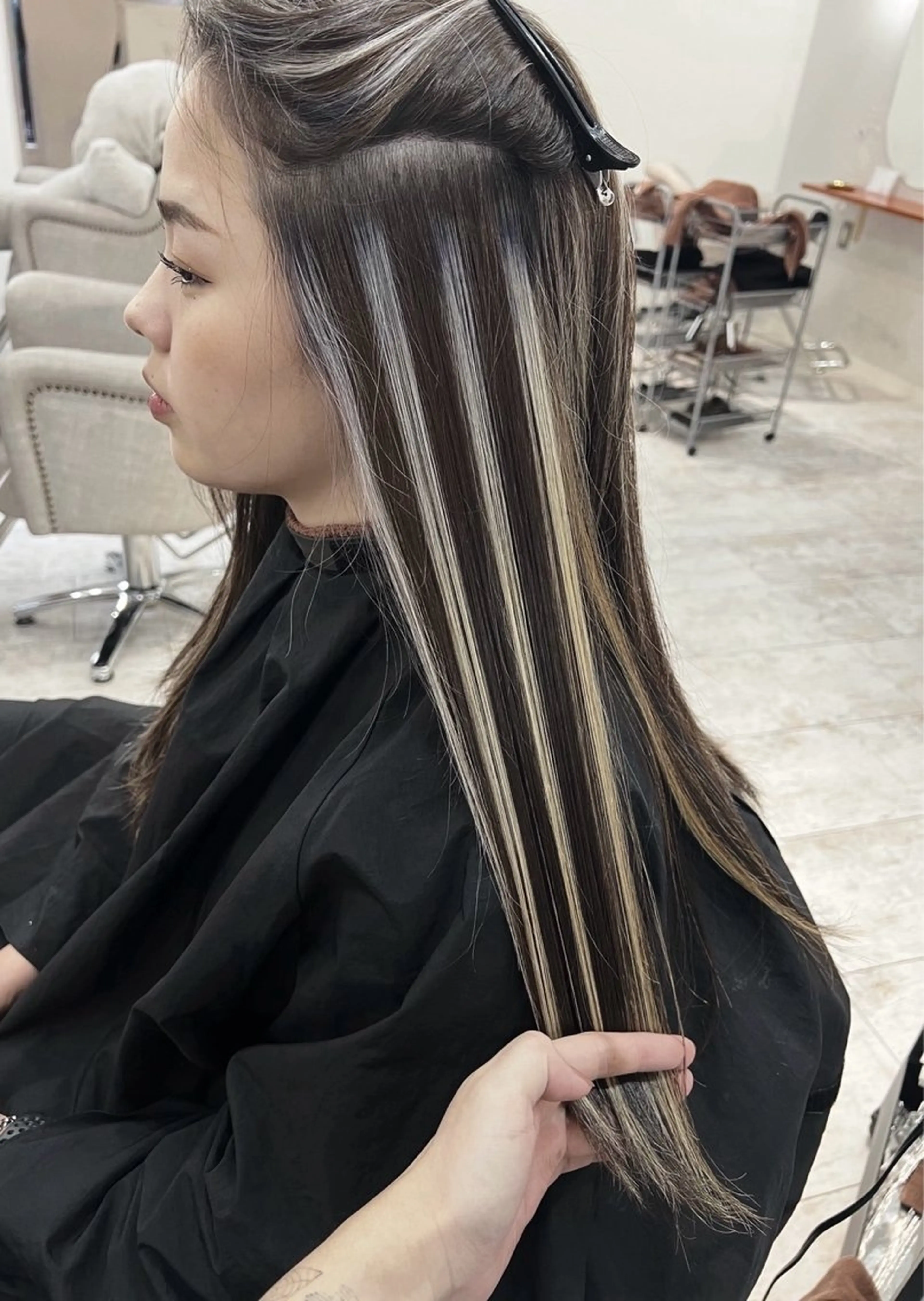 ロング カラー ダークグレー ダークグレージュ グレージュ ハイライトカラー ハイライト ヘアカラー トリートメント 指名数No.1 /NAOYAのヘアスタイル