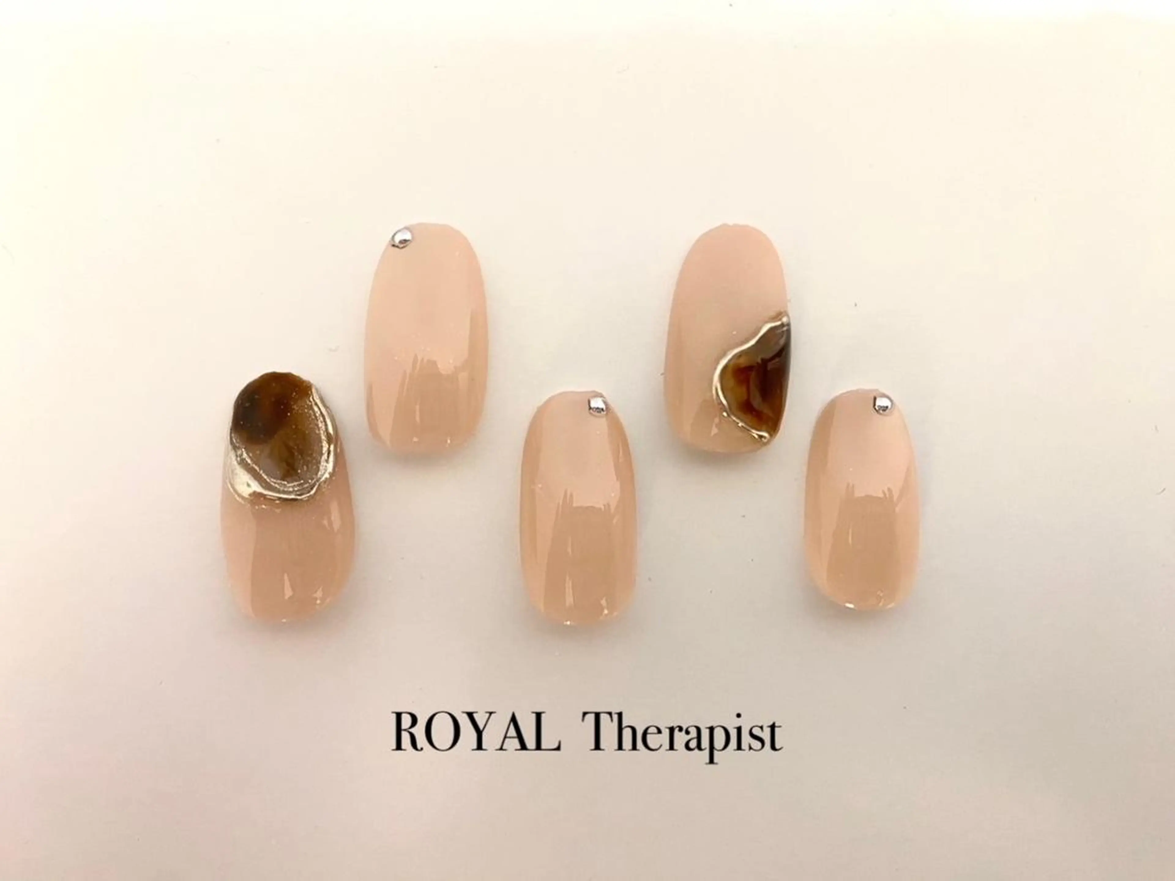 ネイル 【尾下】 ロイヤル•セラピストのネイルデザイン