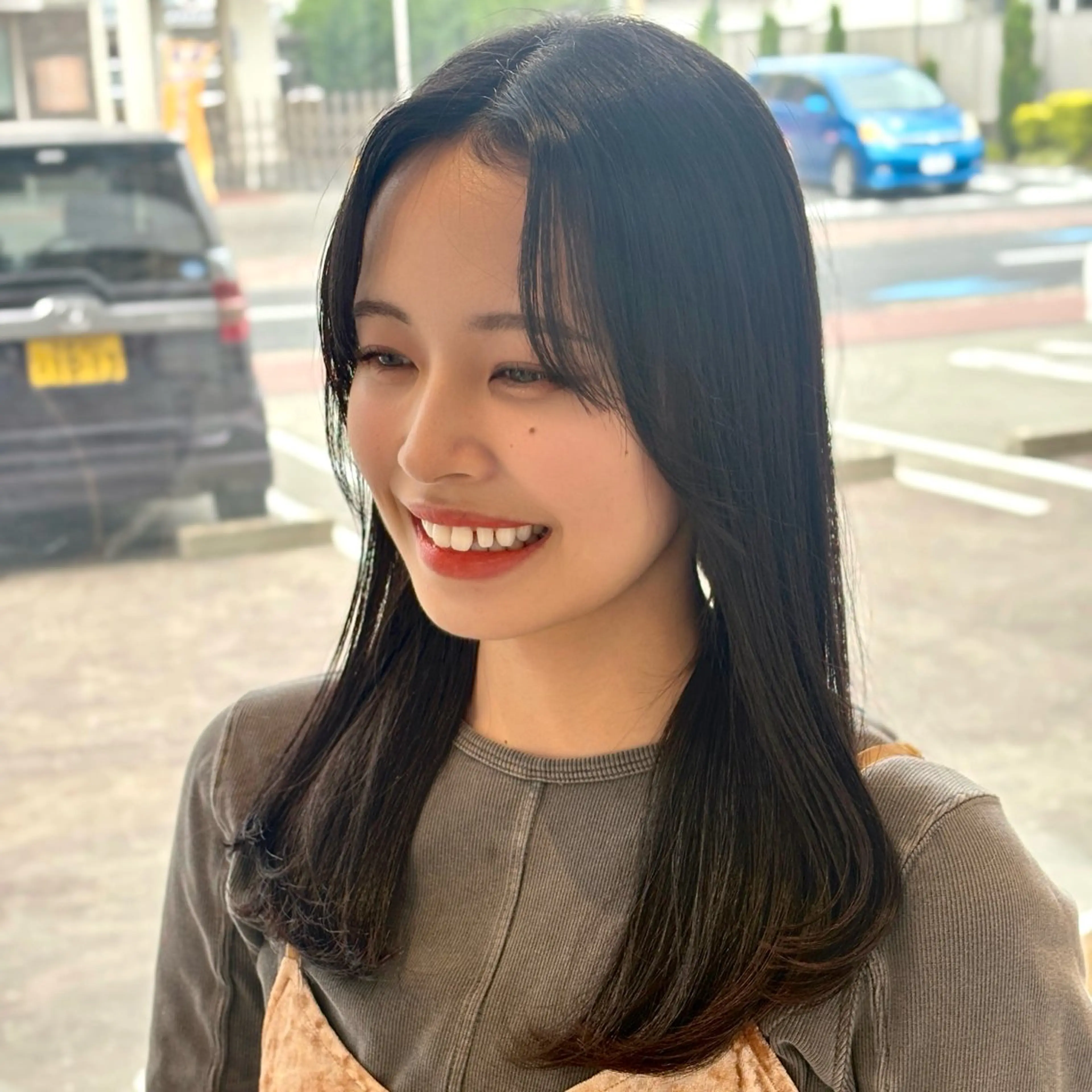 セミロング 顔まわりレイヤー 顔周りカット レイヤーカット カット ブリーチなしwカラー メンズパーマ新居見のヘアスタイル