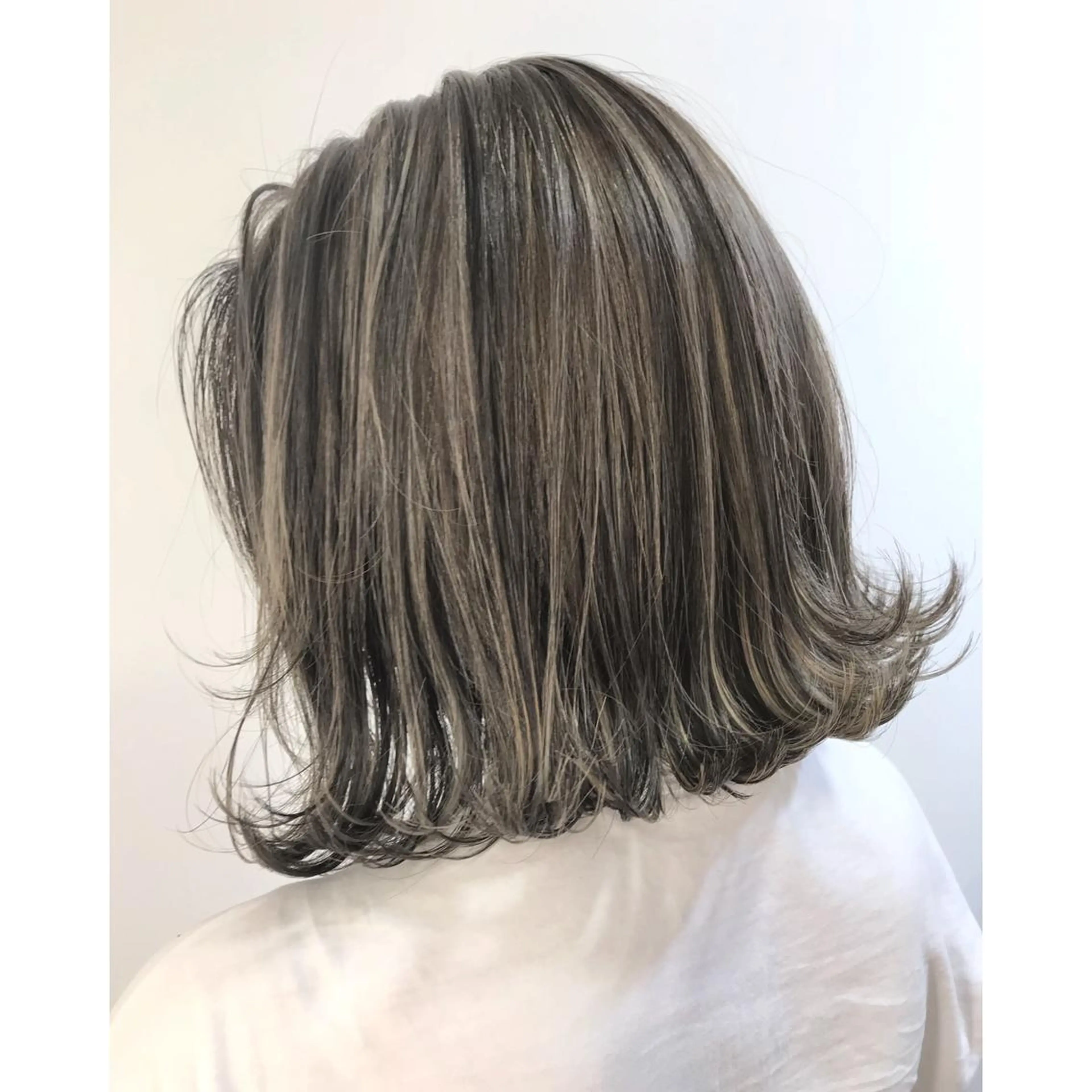 ミディアム カラー ヘアアレンジ ハイライトカラー ハイライト ヘアカラー シアーベージュニスト 🥣大石亜里紗のヘアスタイル