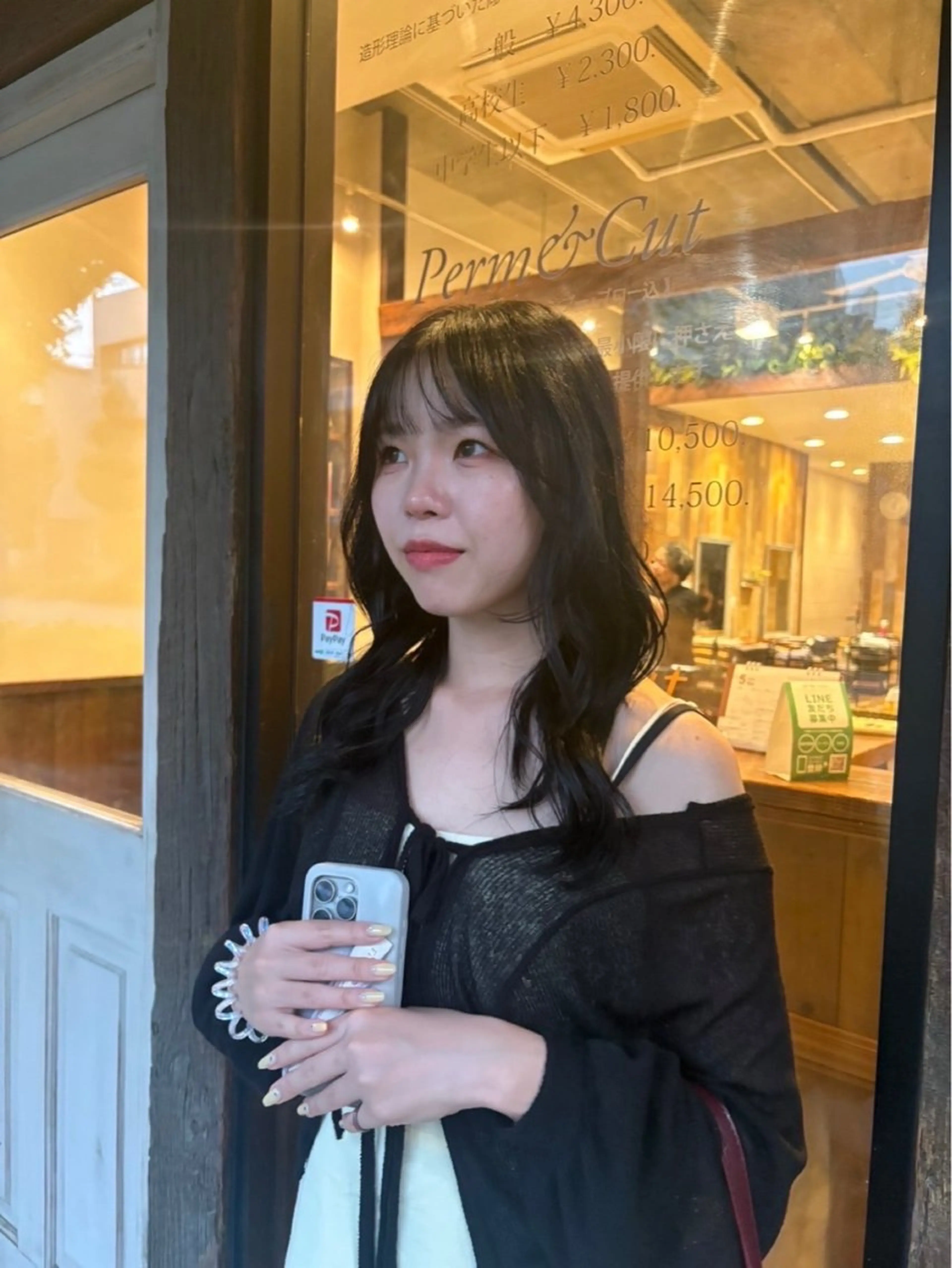 セミロング カラー 黒髪 ブルーカラー ブルーブラック 根本 真帆のヘアスタイル