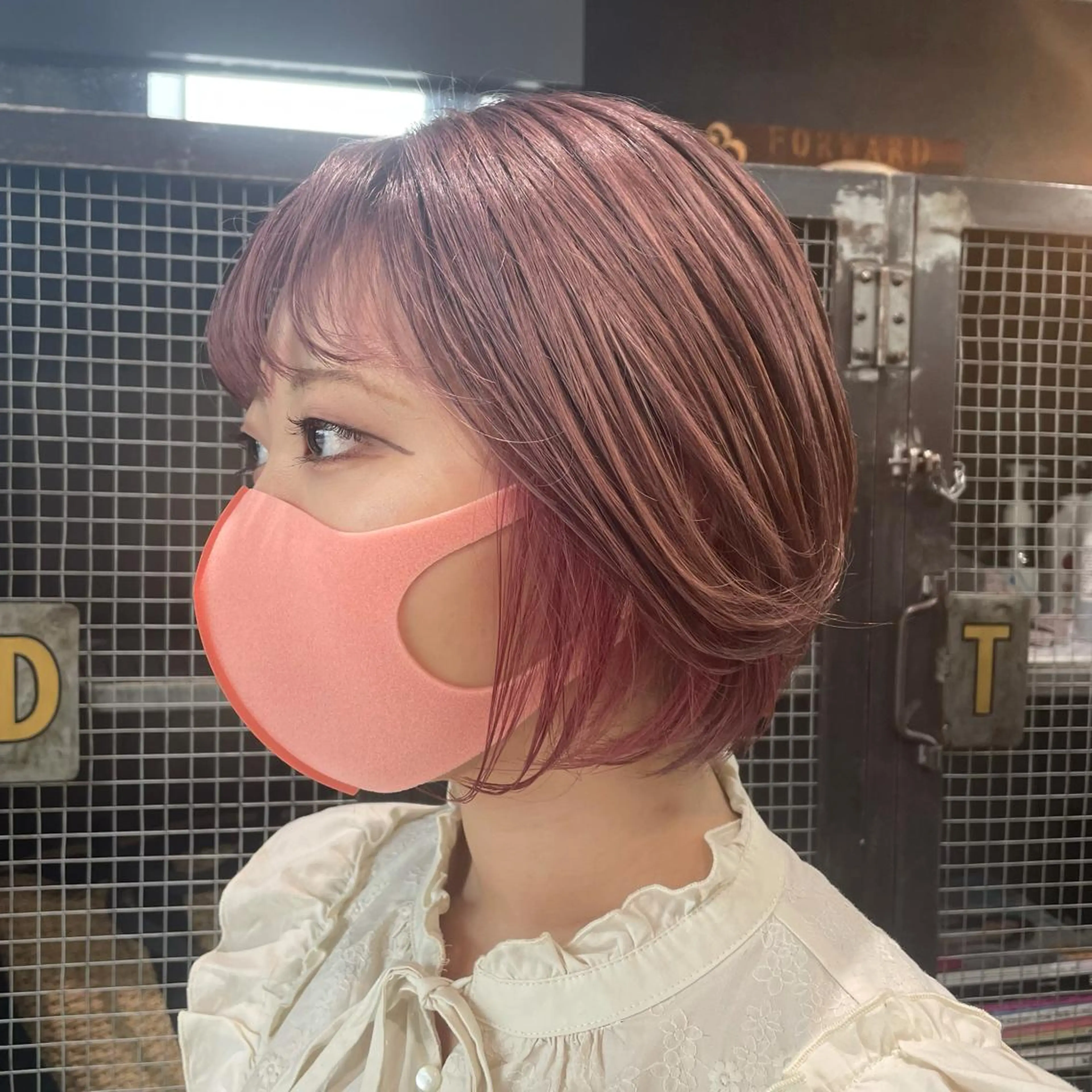 ショート カラー ベージュカラー ブリーチ イヤリングカラー ピンクカラー BUBBLES所属・山本 琴乃🦭のヘアスタイル