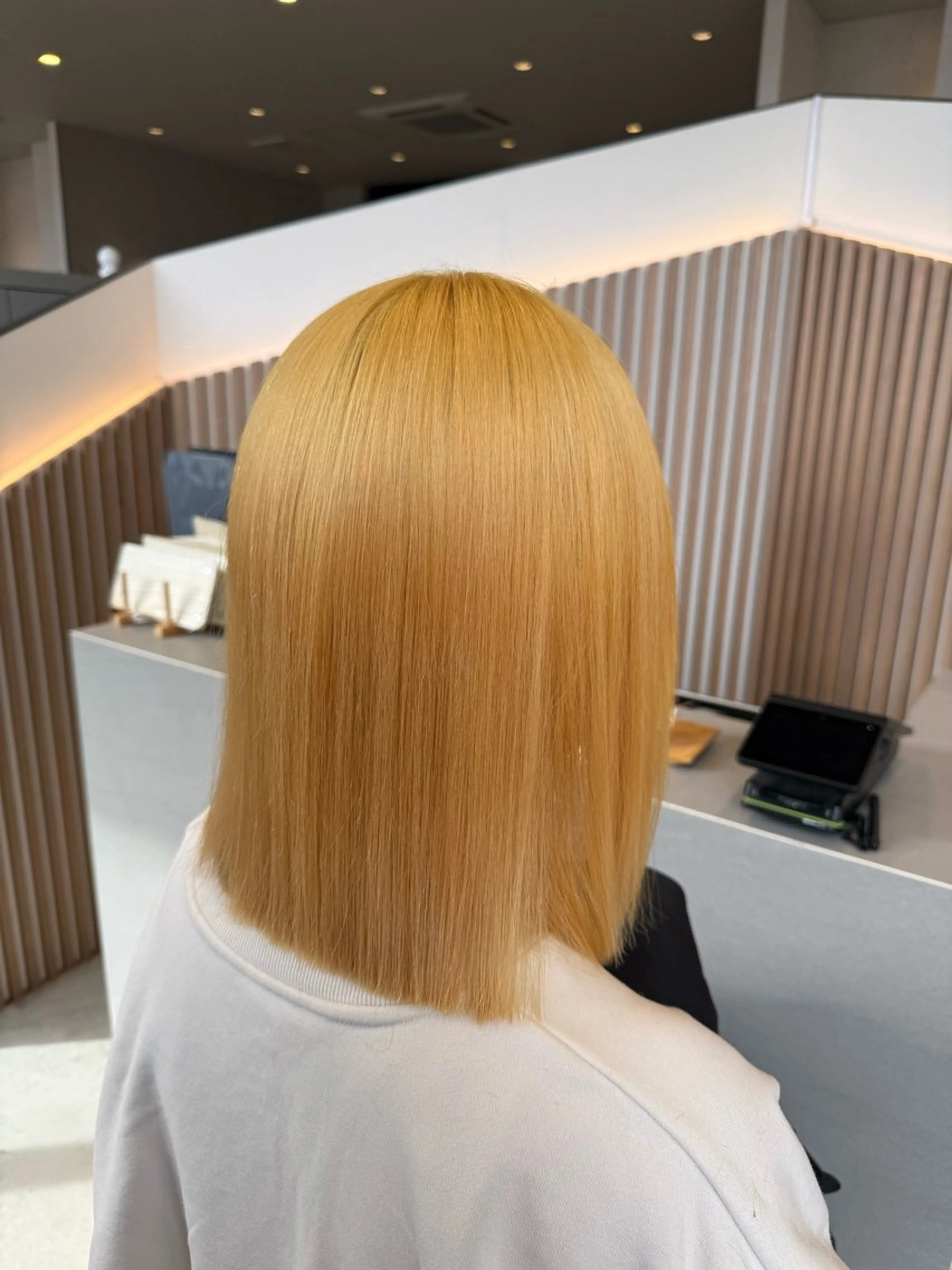 カラー ブリーチ 抜きっぱなしブロンド カット ヘアカラー トリートメント 馬場 美咲のヘアスタイル