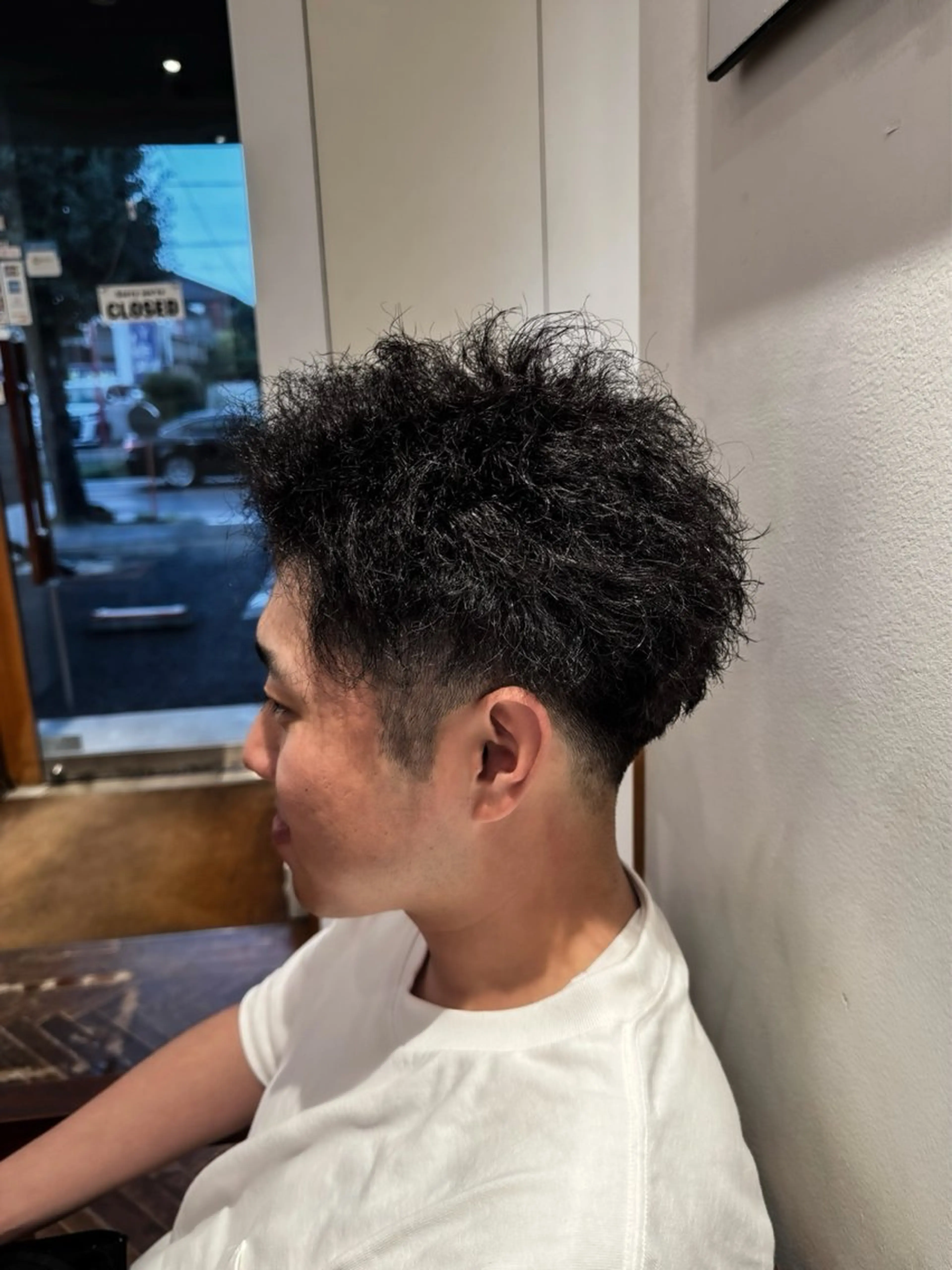 ショート パーマ メンズ センターパート メンズハイライト カルマパーマ マッシュウルフ マッシュ 吉田 新平のヘアスタイル