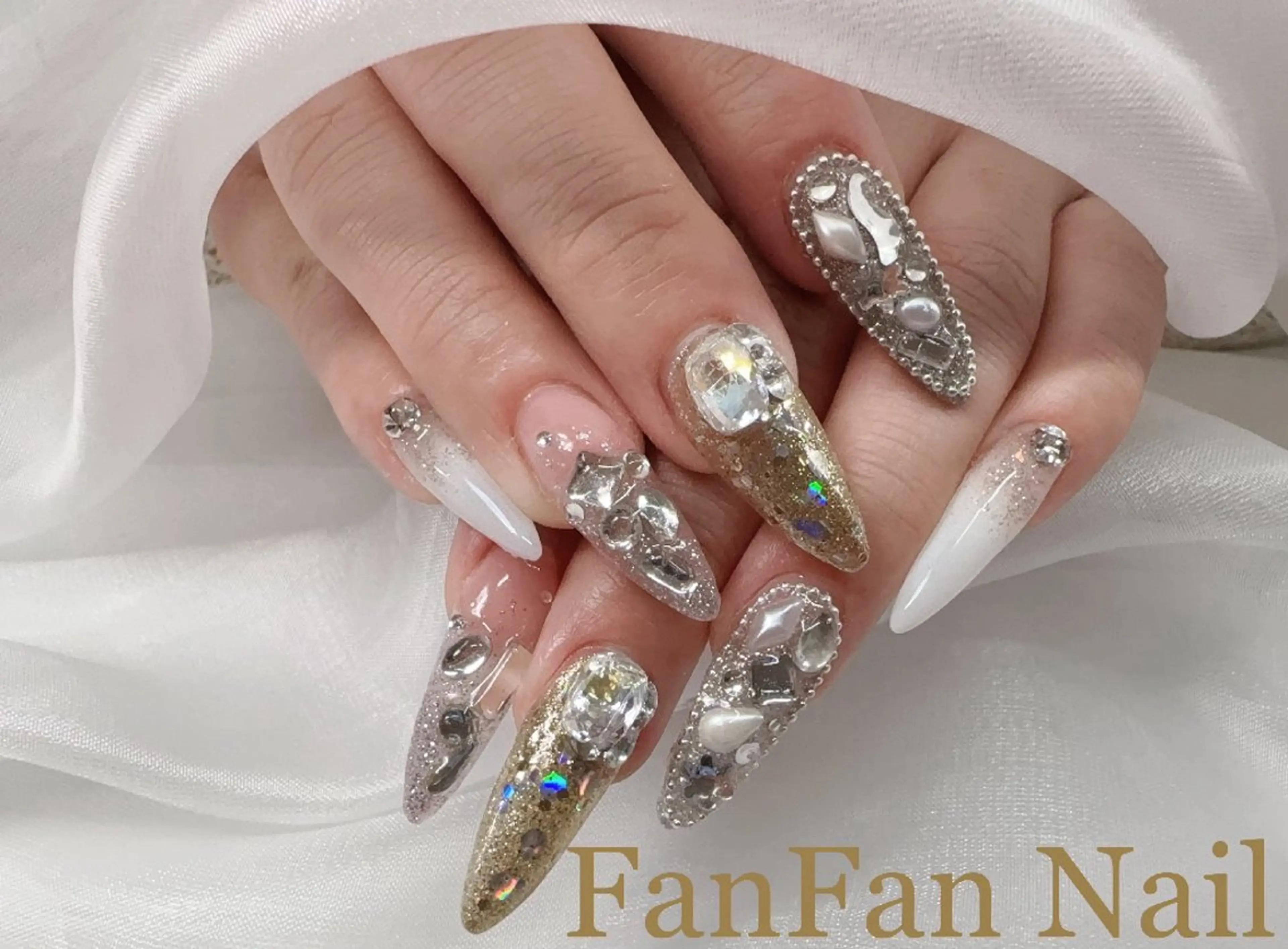 ネイル アートネイル オーロラネイル ガーリー キラキラネイル 韓国ネイル ハンドネイル Fanfan  長さ出し専門のネイルデザイン