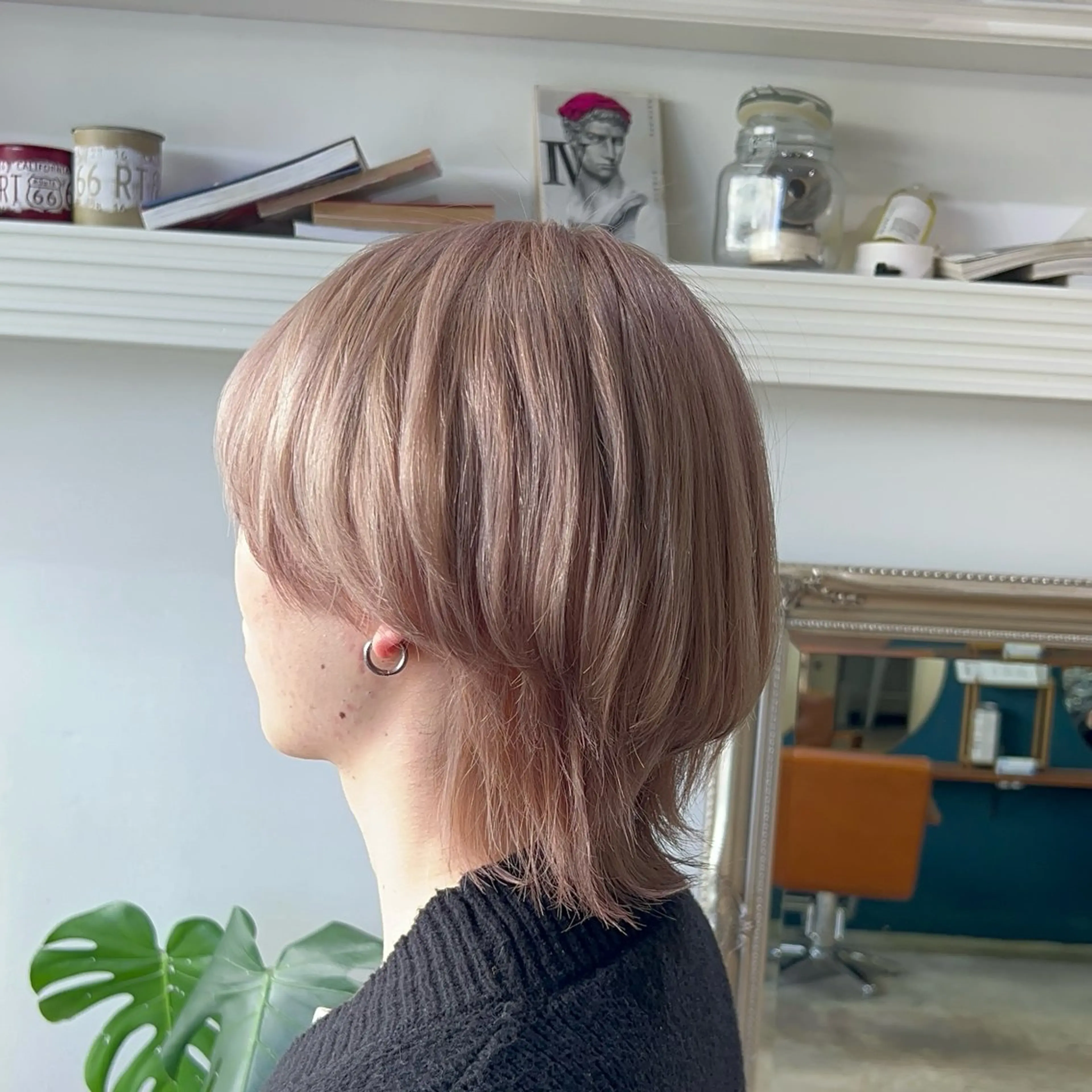 カラー メンズ メンズウルフカット ベージュカラー ミルクティーベージュ ウルフカット オカベ ショウマのヘアスタイル