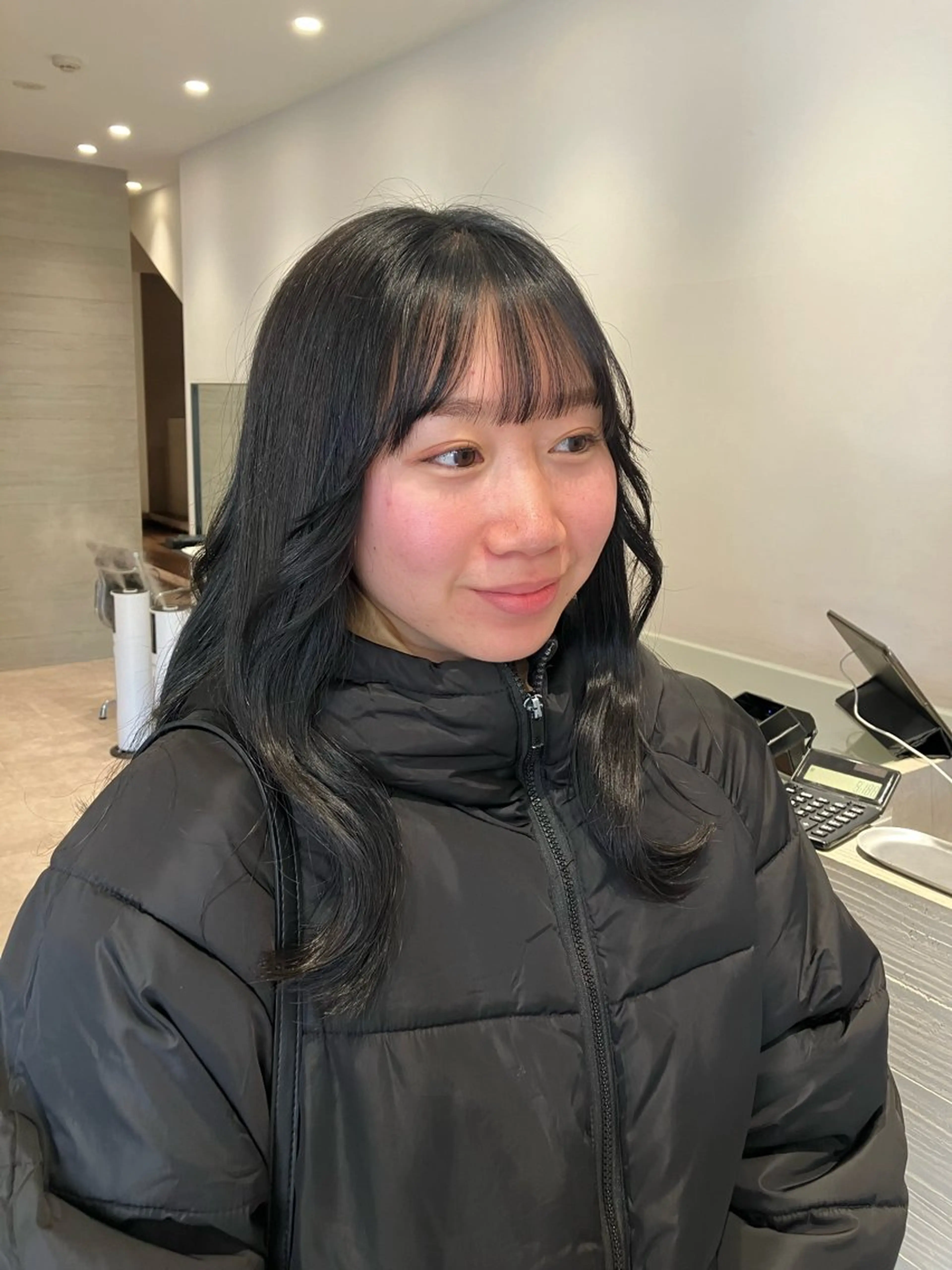 セミロング カラー サキ🤍ハイトーン 🩰くびれ巻きヘアのヘアスタイル