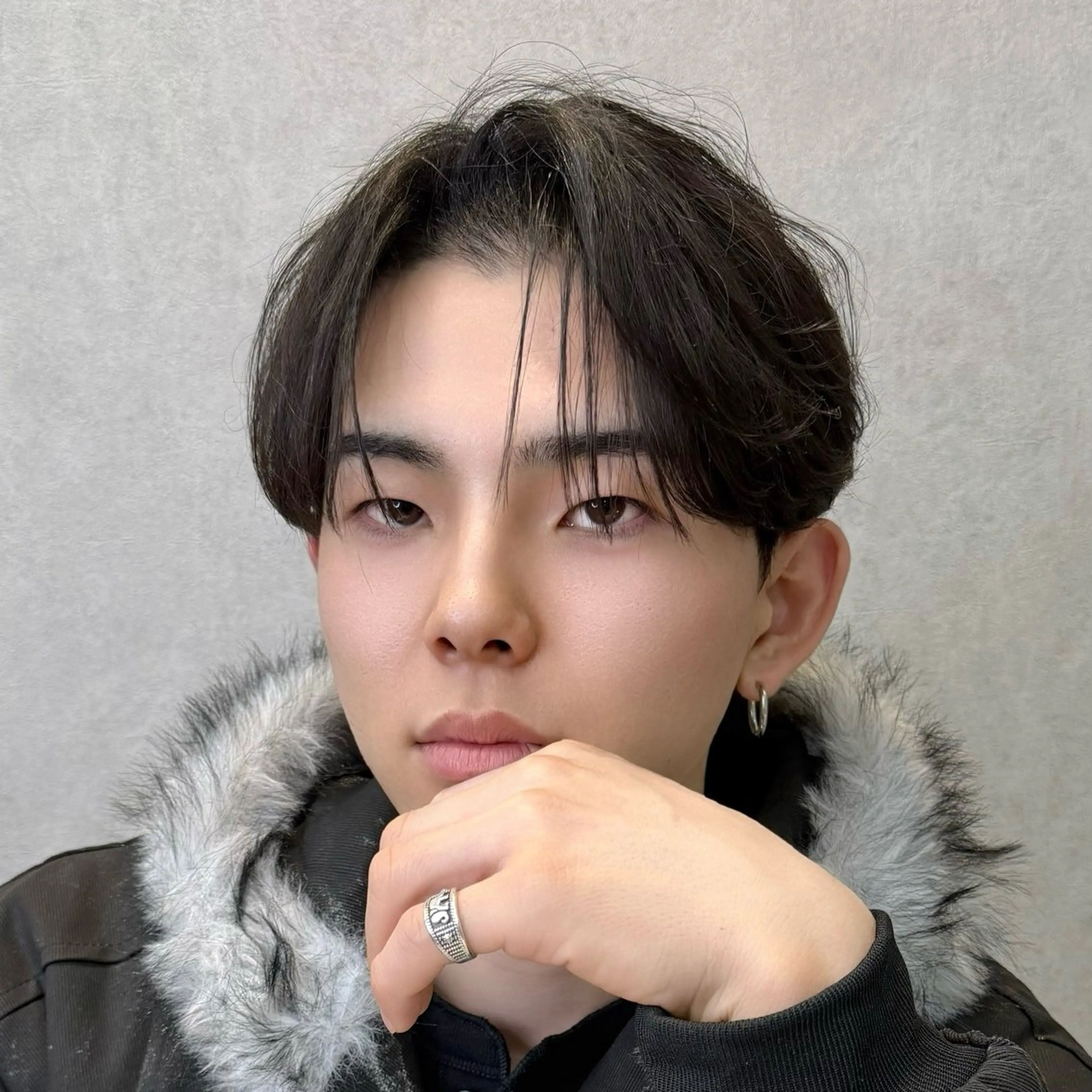 ミディアム メンズ センターパート フェザー/ゆるふわ パーマ/鐘ヶ江 航青のヘアスタイル