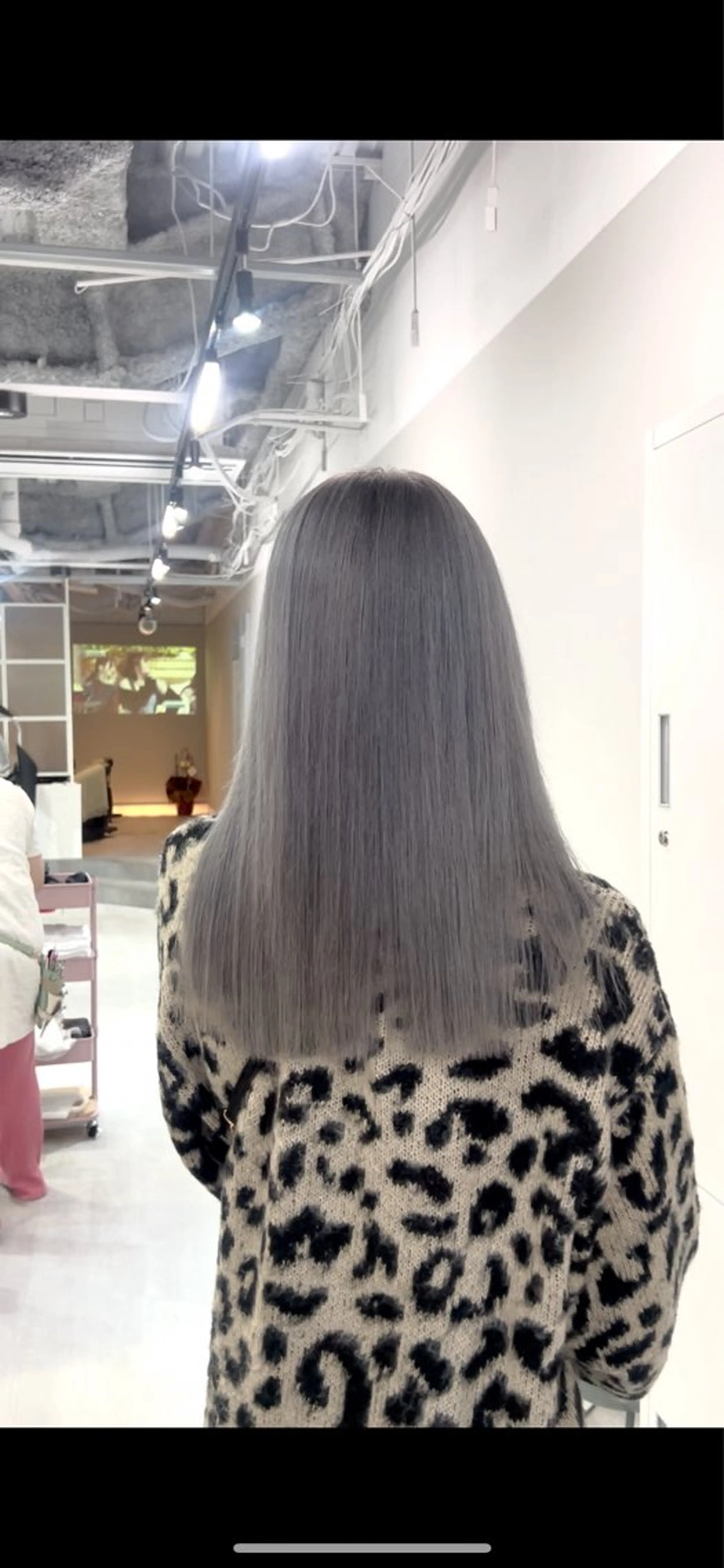 ミディアム カラー グレージュ シルバー 🍿川越torie MIREI🍿のヘアスタイル