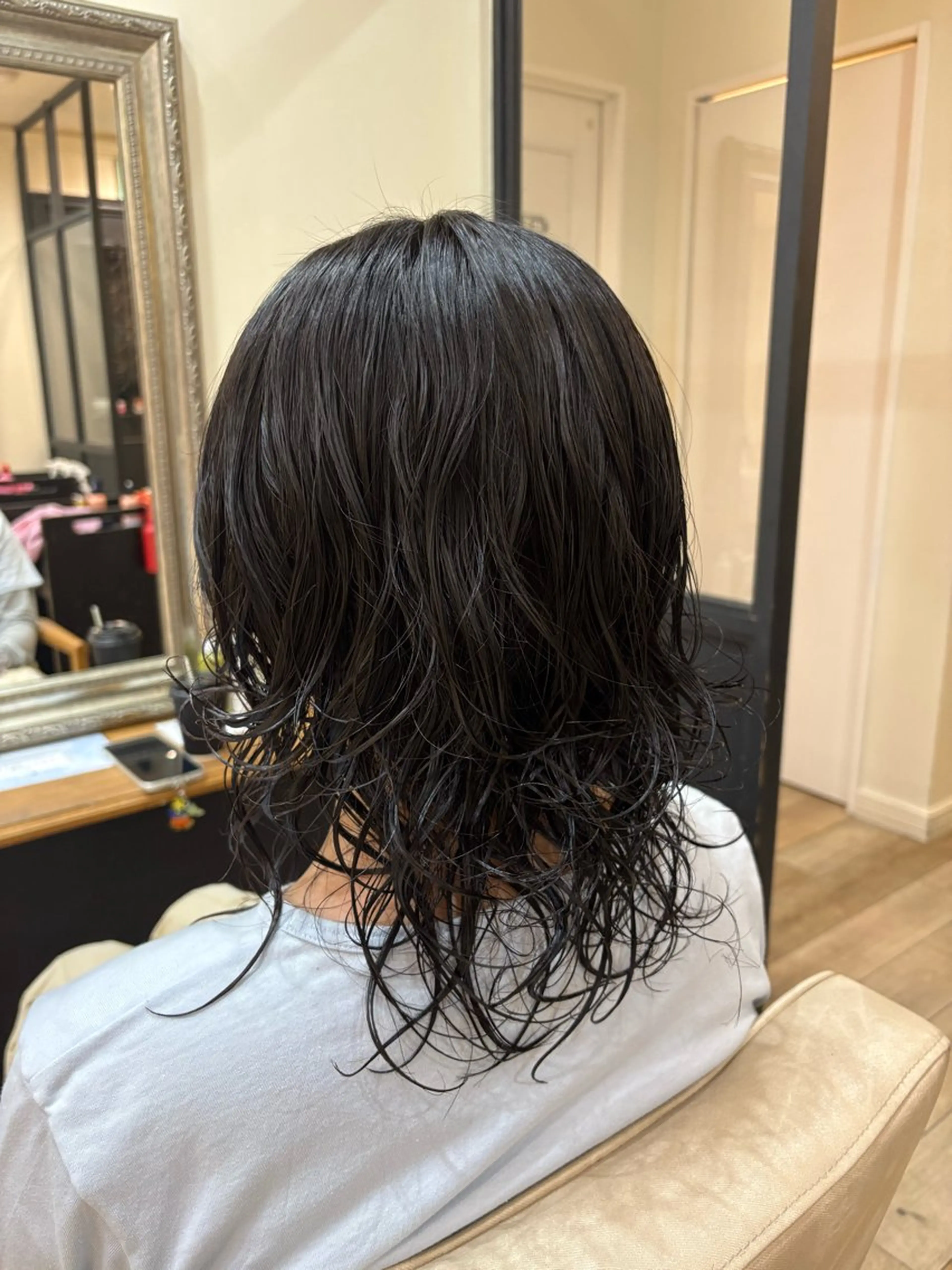 ミディアム カット パーマ トリートメント しおり🍬 KOKORO🤍のヘアスタイル