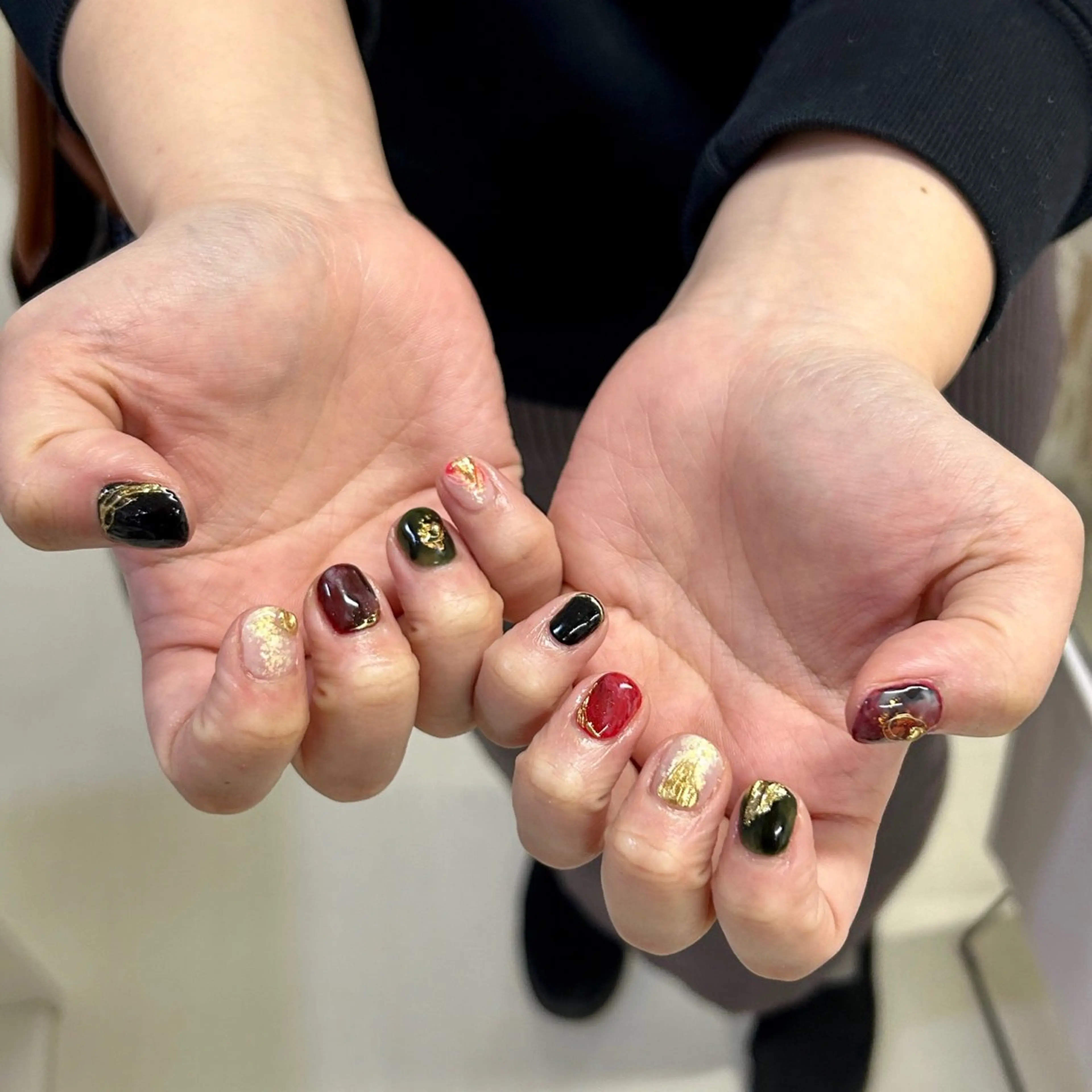 ネイル アートネイル べっ甲ネイル ジェルネイル グリーン キラキラネイル nailstudio eviz新宿店のネイルデザイン