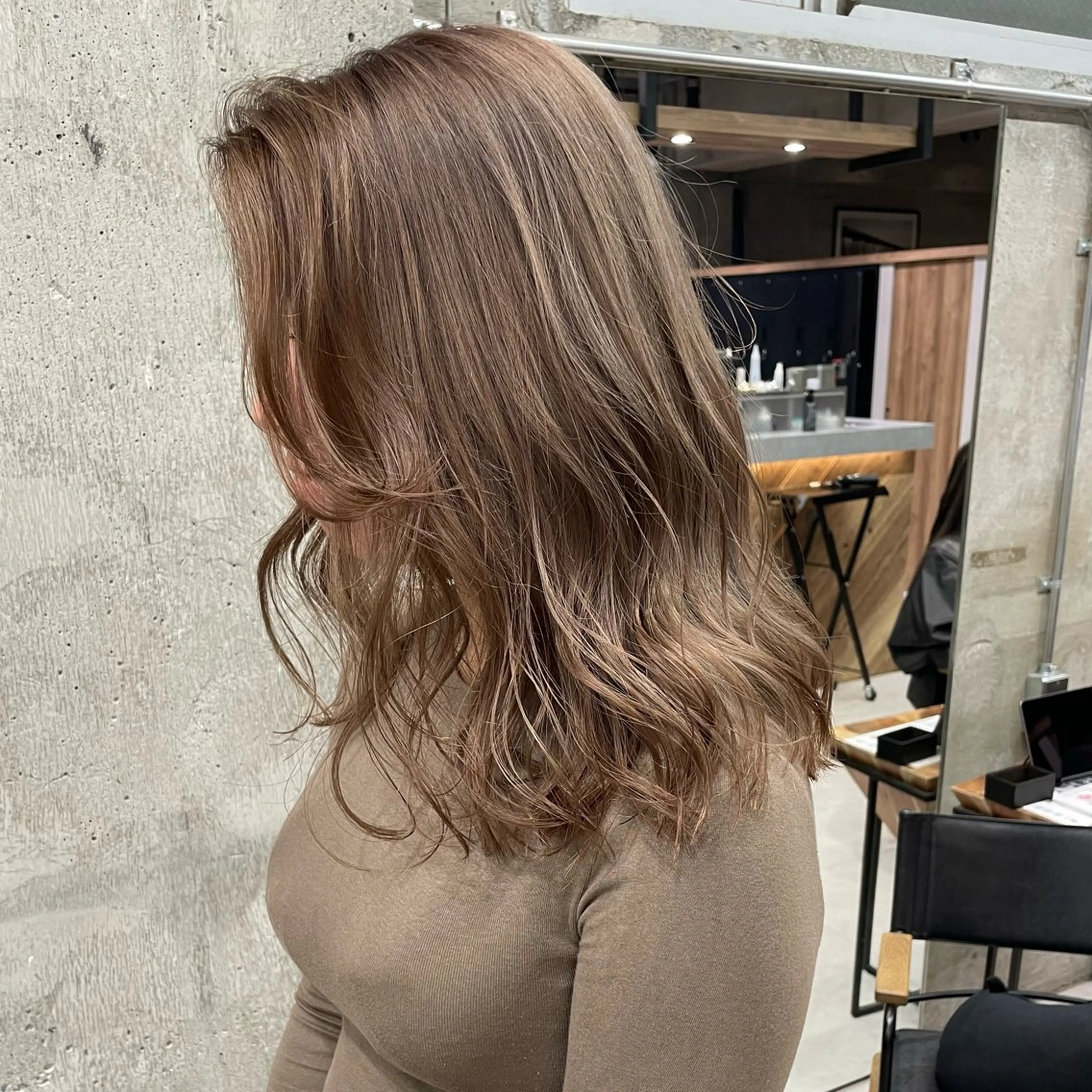 セミロング 🫧ハイライトカラー 🫧 𝓜𝓘𝓤のヘアスタイル