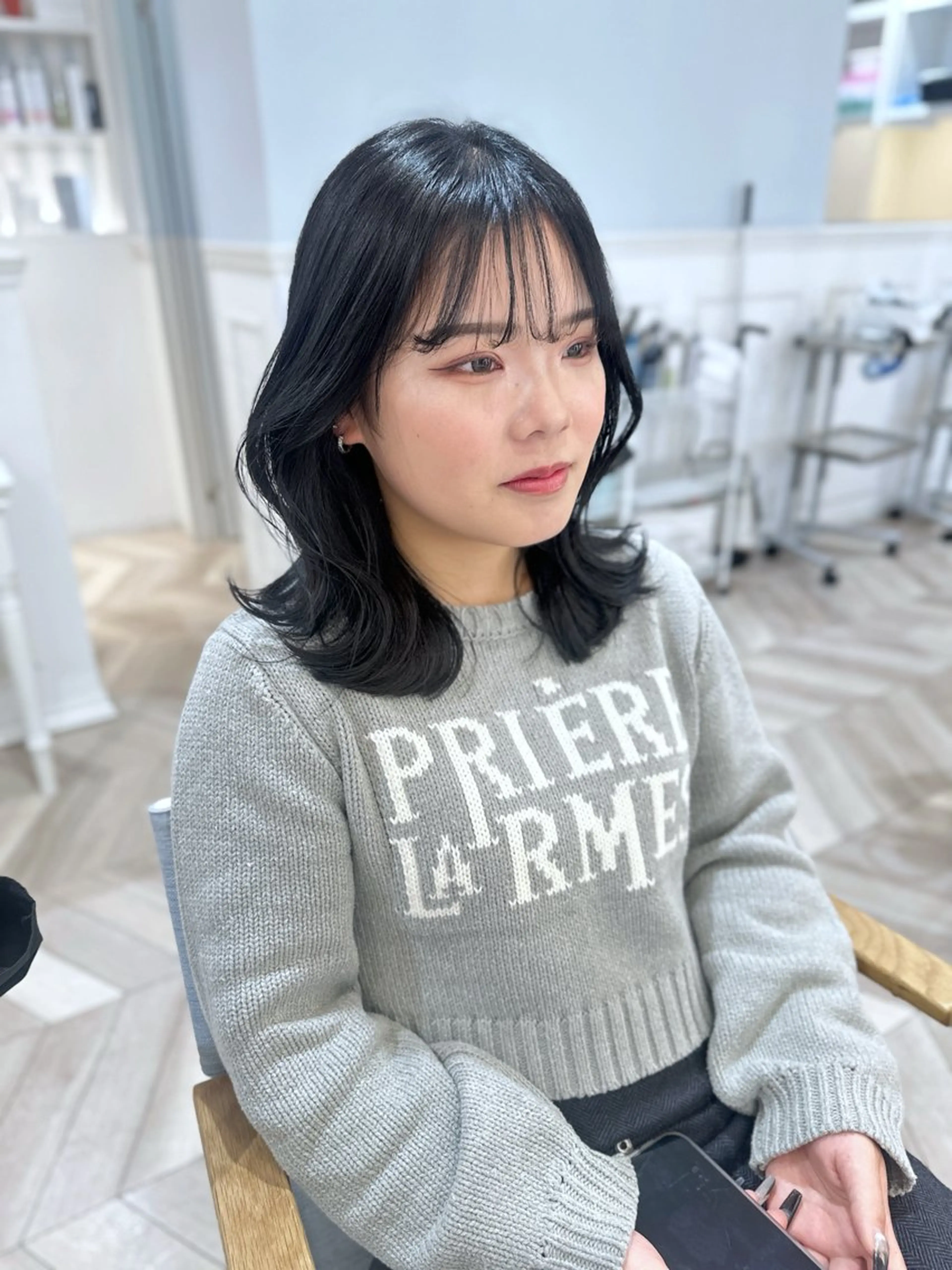 ミディアム カラー 黒髪 ブルーカラー ブルーブラック カット ヘアカラー 小顔レイヤー/ ベージュ🤍Rieのヘアスタイル