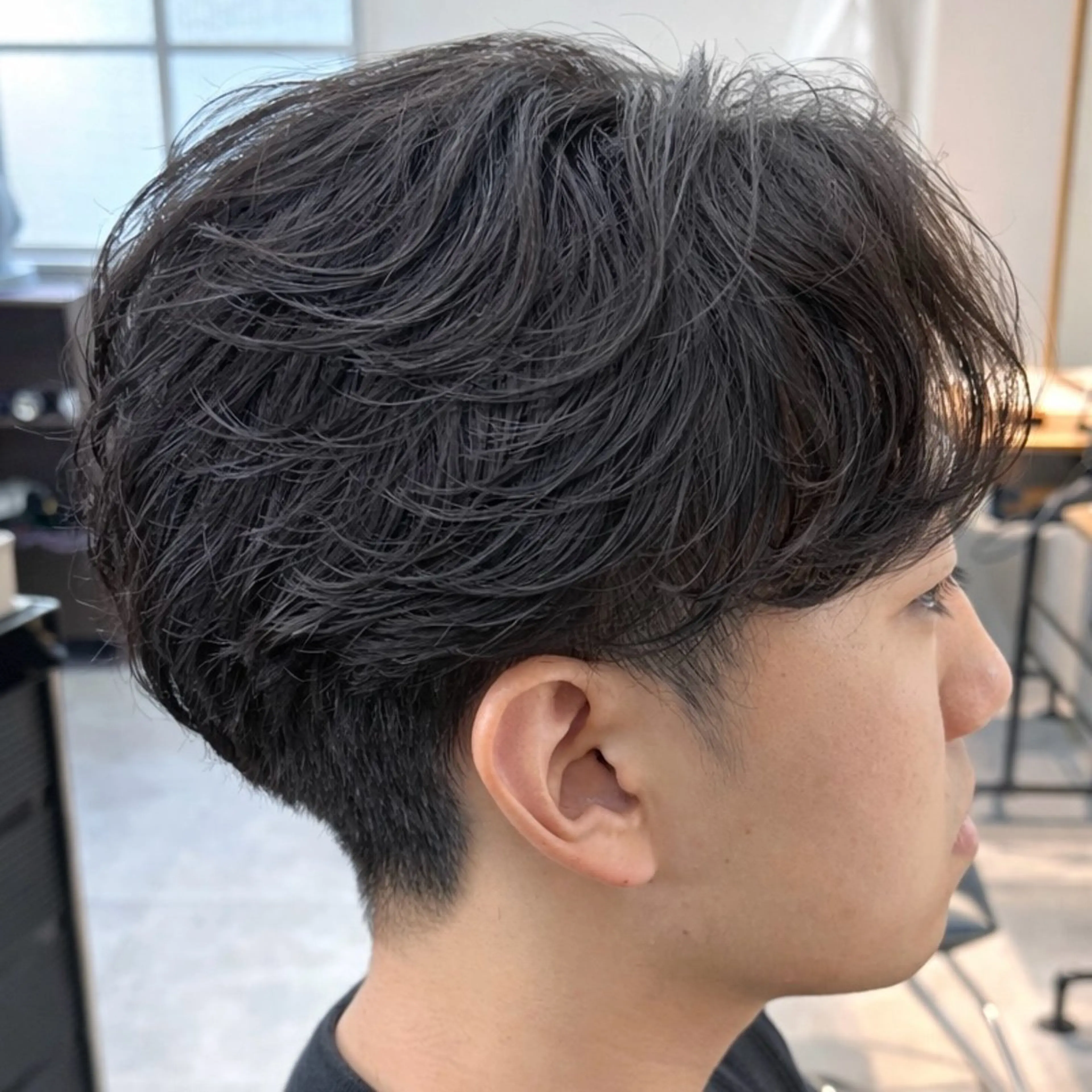 パーマ メンズ センターパート フェザーパーマ メンズ韓国風 メンズパーマ 刈り上げ カット パーマ 男の理想を叶える🔥 メンズパーマ特化｜関のヘアスタイル