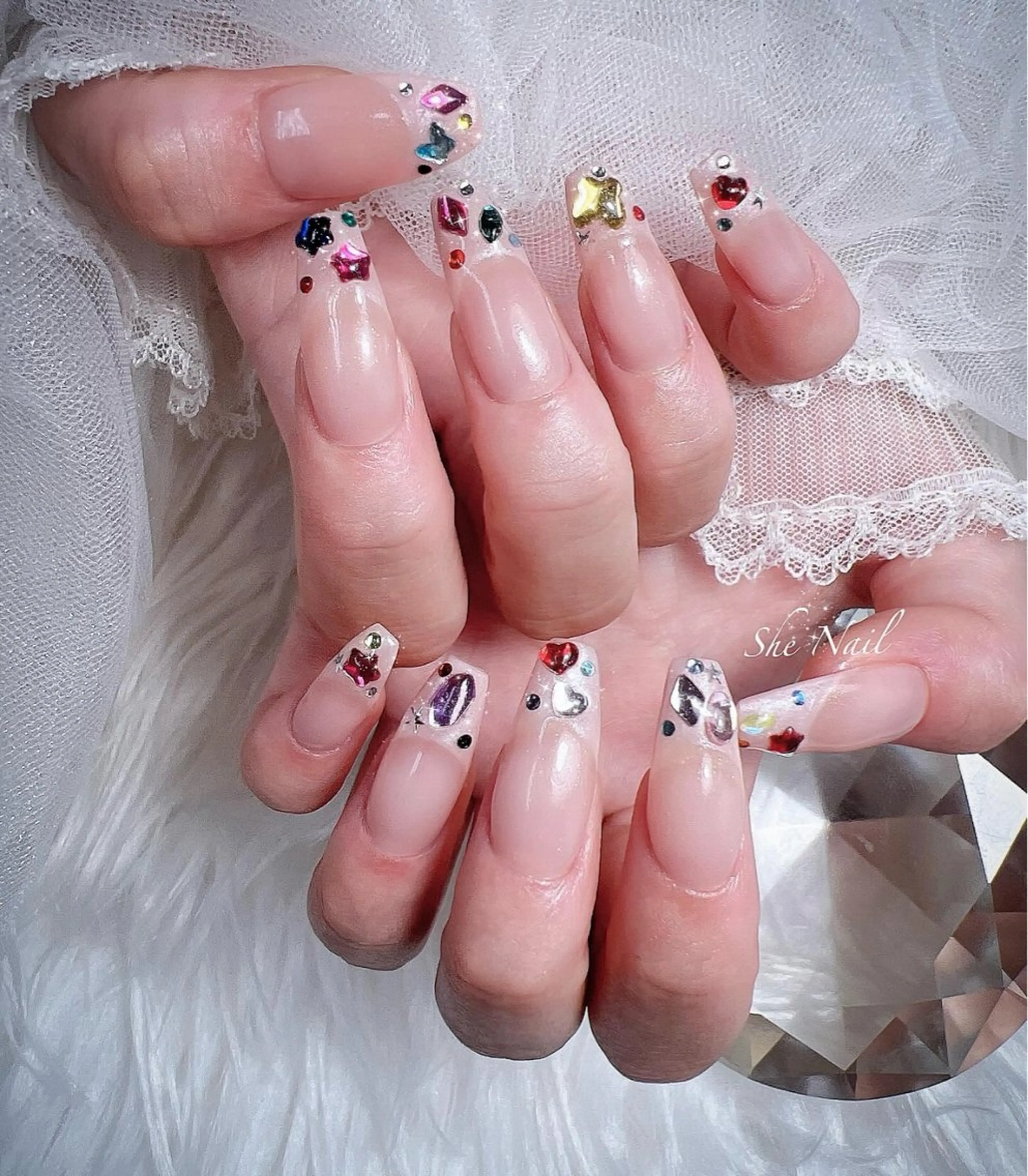 ネイル チークネイル ドット 長さ出し フレンチネイル キラキラネイル ハンドネイル She   Nail所属・ISA_ BELLAのネイルデザイン