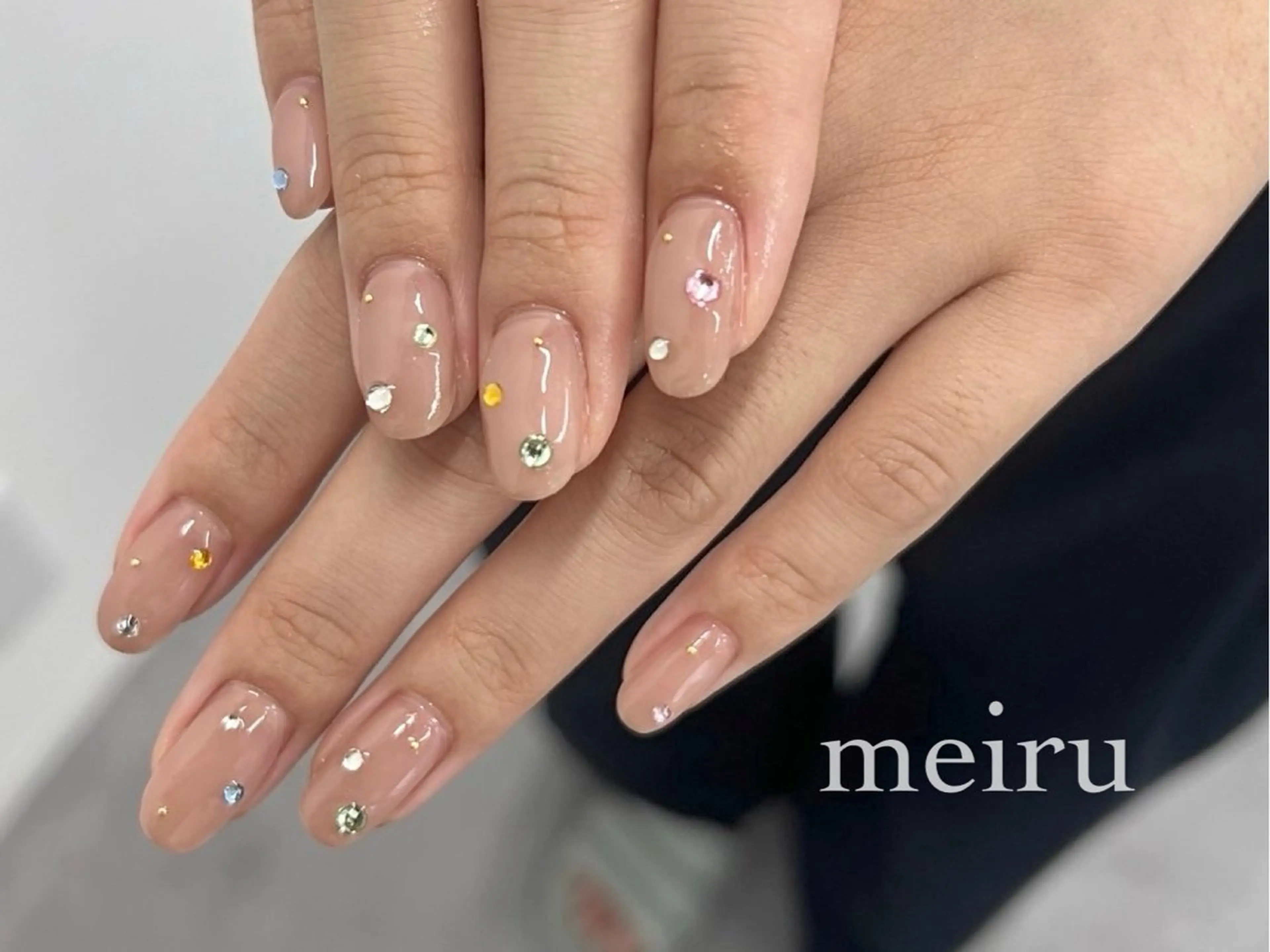 ネイル カジュアル ワンカラーネイル ストーンネイル 🤍meiru 🤍ネイリストのネイルデザイン