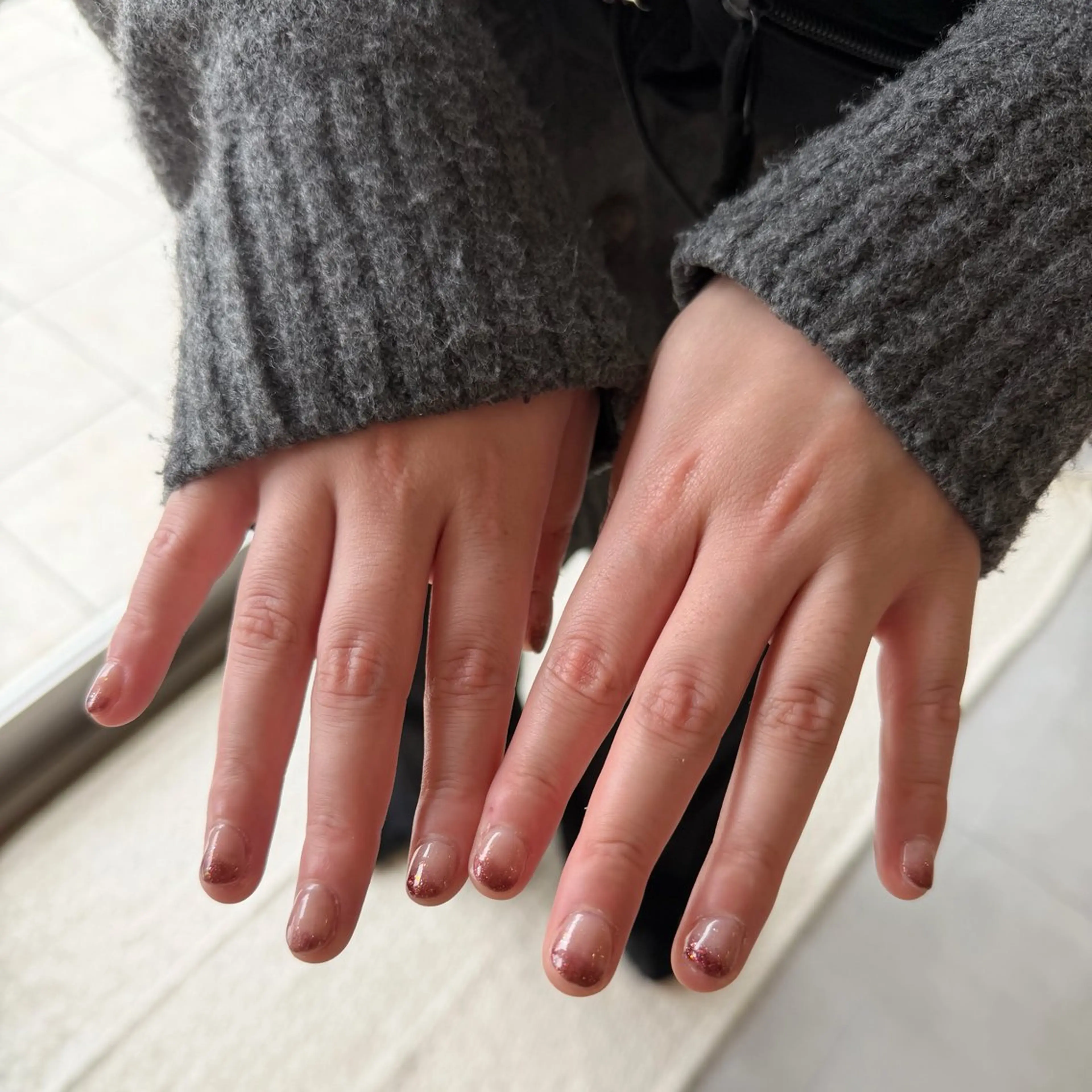 ネイル グラデーション 赤色 ショートネイル WHITE NAIL所属・WHITE NAIL Nanamiのネイルデザイン