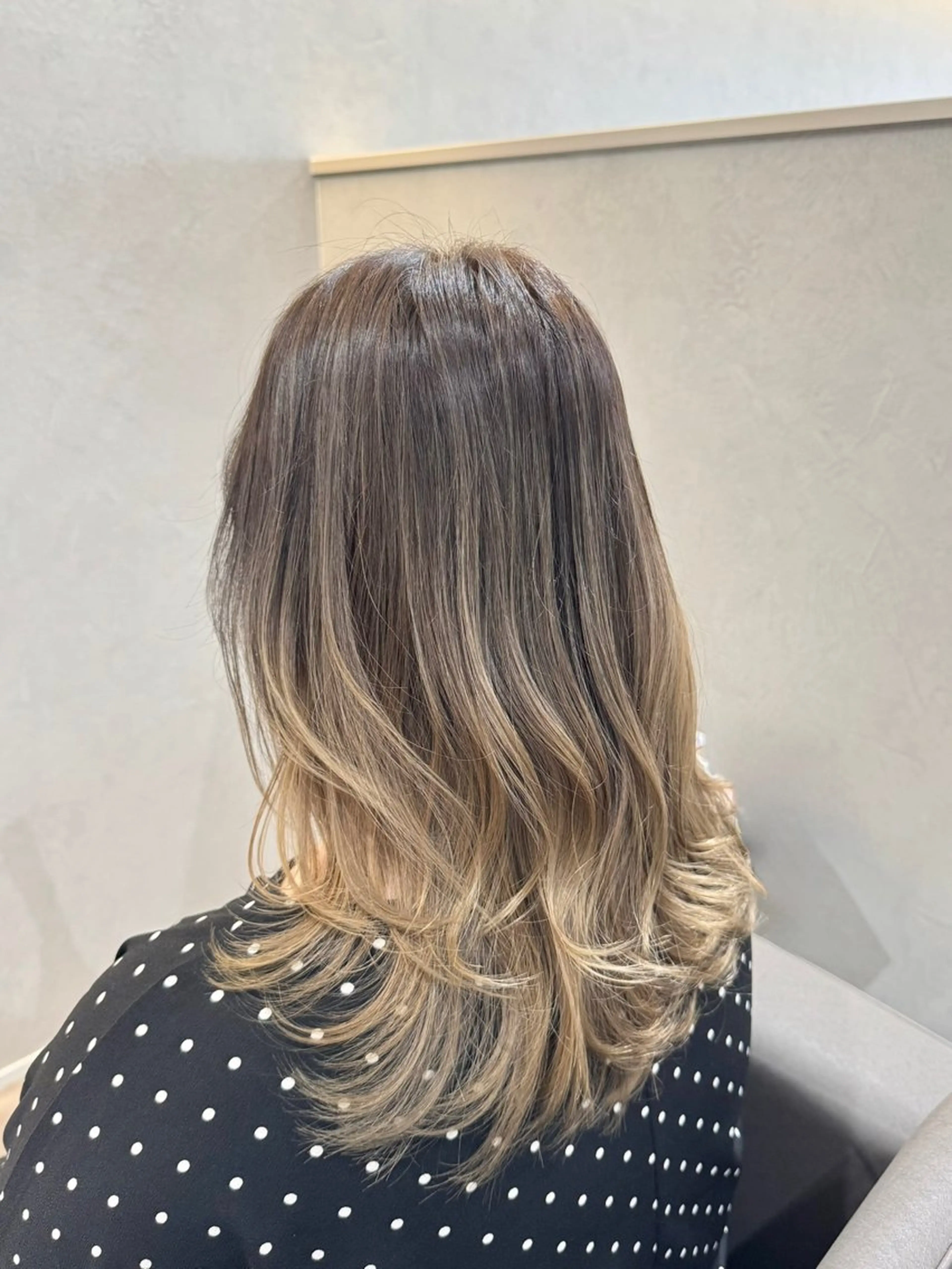 セミロング カラー バレイヤージュ ベージュカラー ブロンド ブロンドベージュ レイヤーカット カット ヘアカラー トリートメント ハイトーン/外国人風 カラー/メンズパーマのヘアスタイル