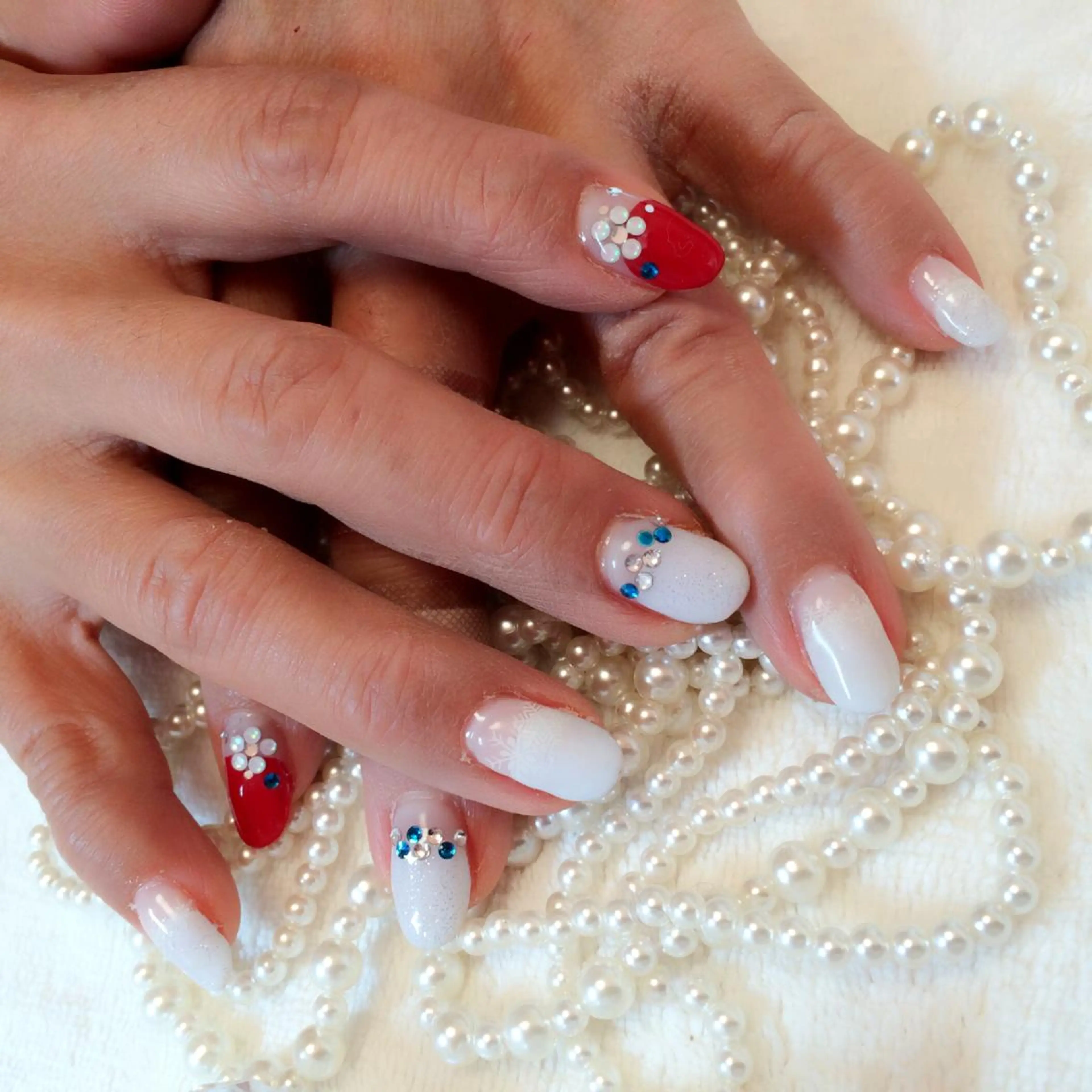 ネイル ブルー フレンチネイル 赤色 ストーンネイル ホワイト mie_ nailのネイルデザイン