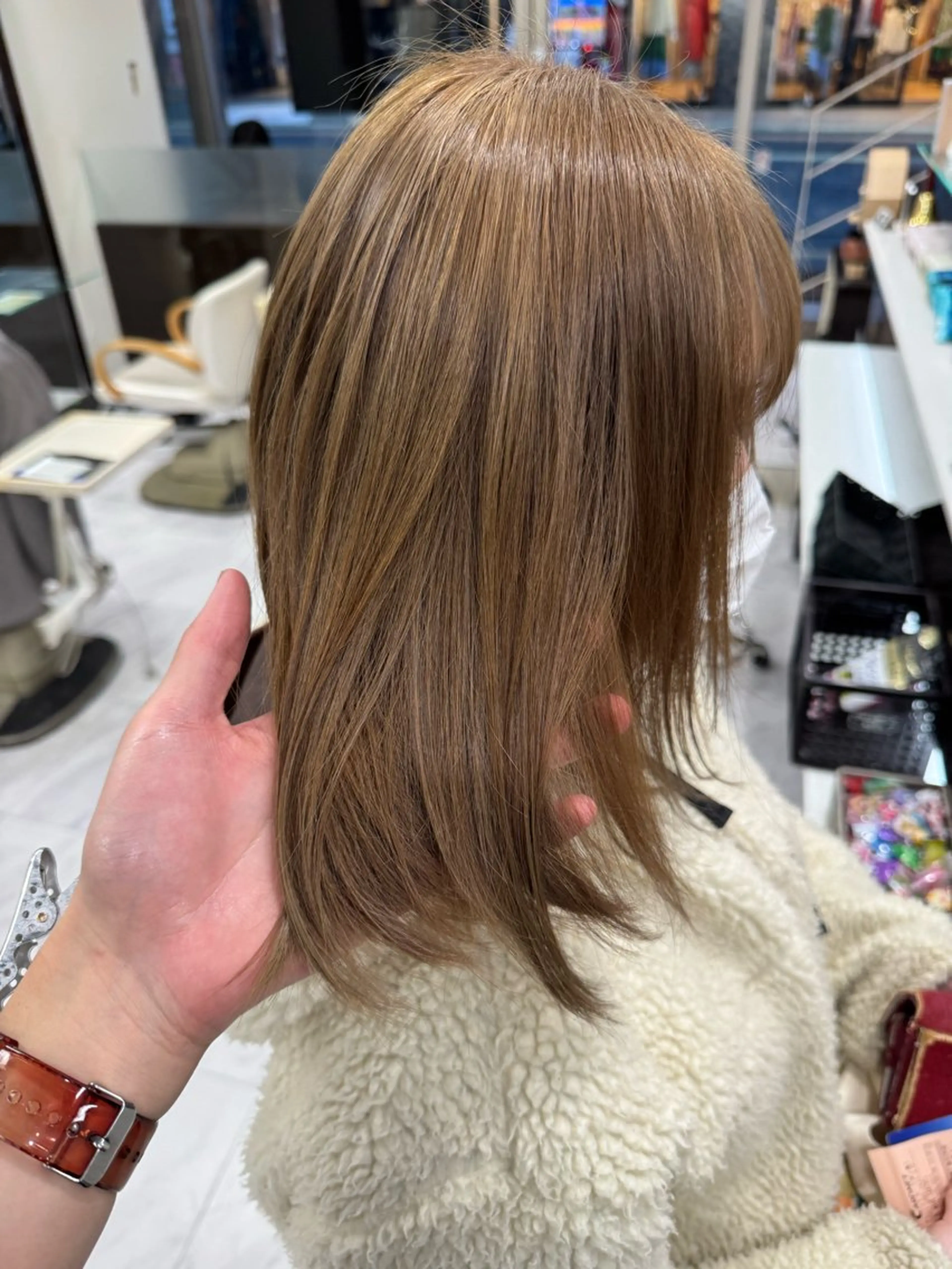 ミディアム カラー ヘアアレンジ 切りっぱなしボブ ミディアムレイヤー ベージュカラー ブリーチ デザインカラー カット ヘアカラー トリートメント Zina 大宮所属・目黒 碧人のヘアスタイル