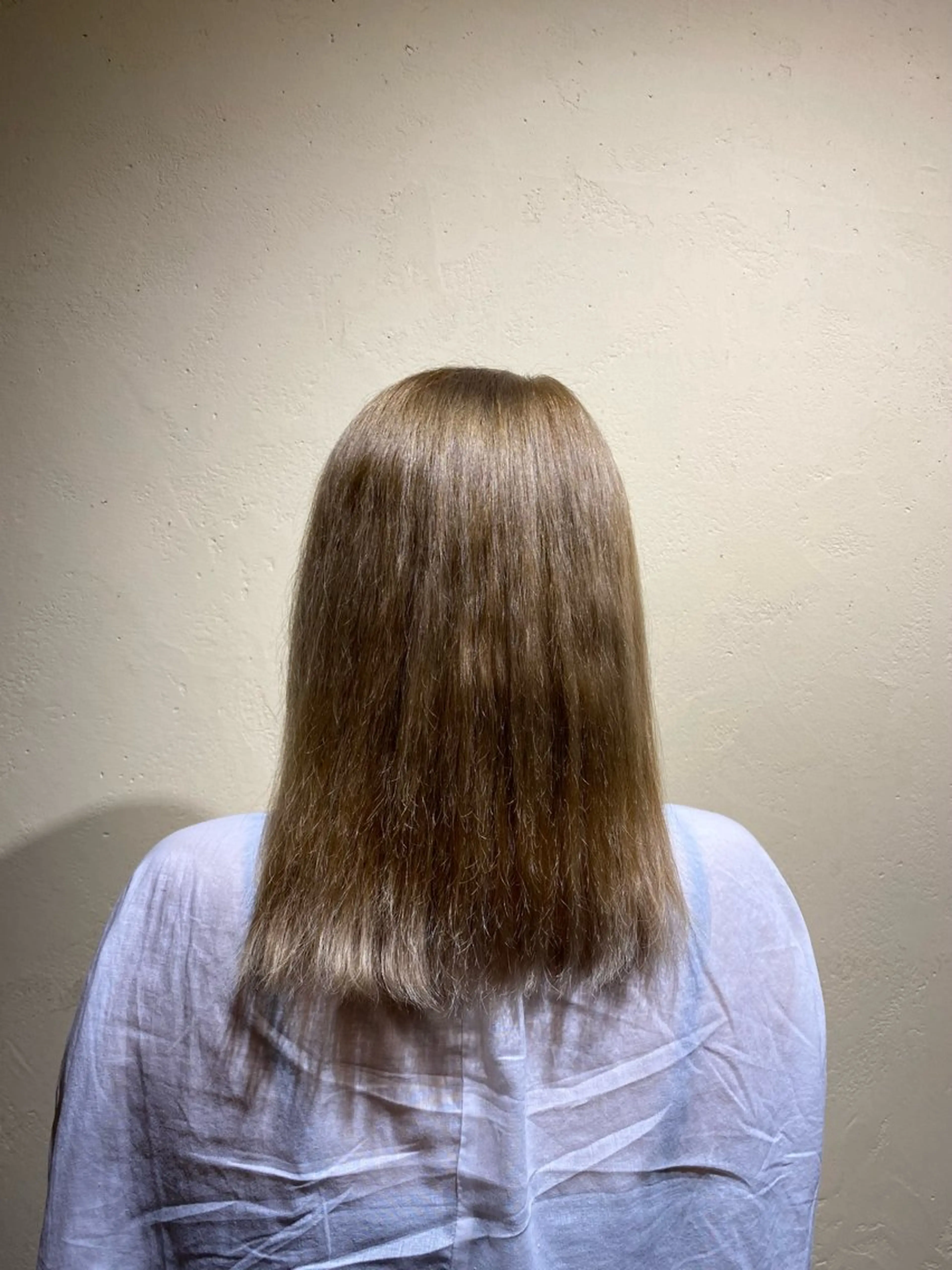 セミロング カラー ミストバング ベージュカラー ブリーチ  フェイスフレーミング ミルクティーベージュ ヘアカラー トリートメント saya （サヤ）のヘアスタイル