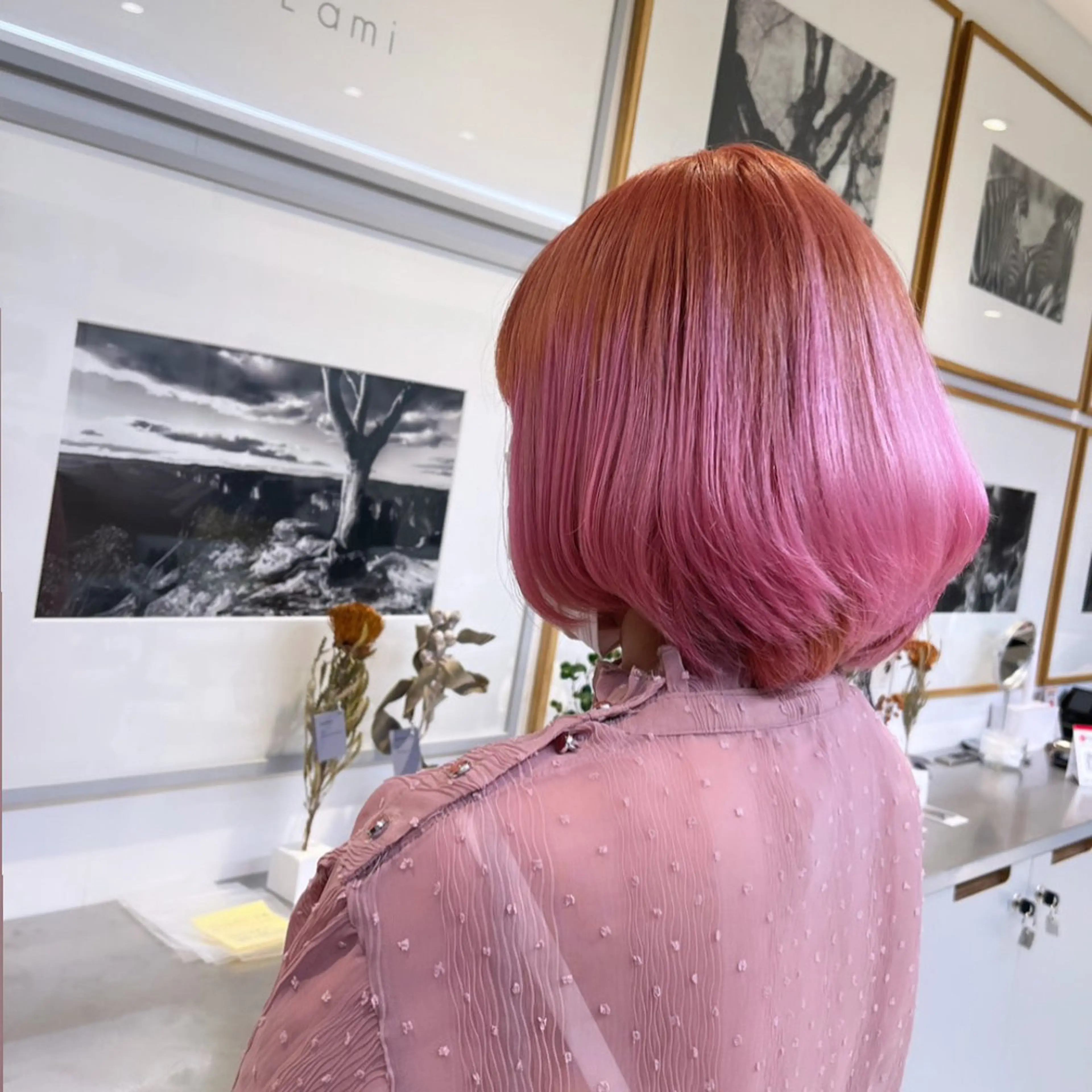 ショート カラー ベージュカラー ハイトーンカラー ピンクカラー ピンクベージュ ヘアカラー トリートメント ヘッドスパ ヘアセット カジュアルを女っぽく 𝗮𝘆𝗮𝗰𝗼のヘアスタイル