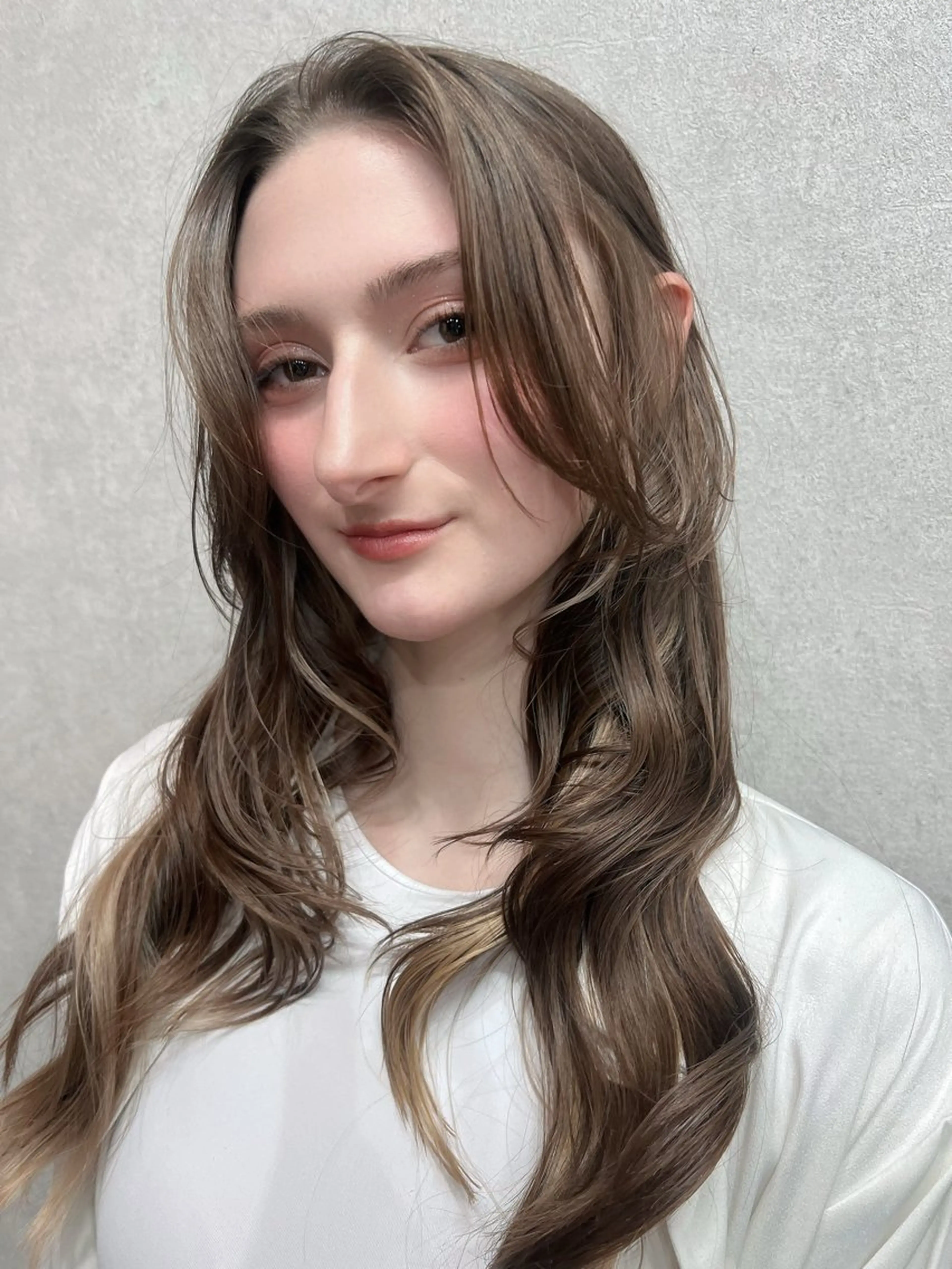 ロング カラー ロングレイヤー ブリーチ 透明感カラー ブリーチなしカラー ボブ カット ヘアカラー YUI ハイトーンカラーのヘアスタイル