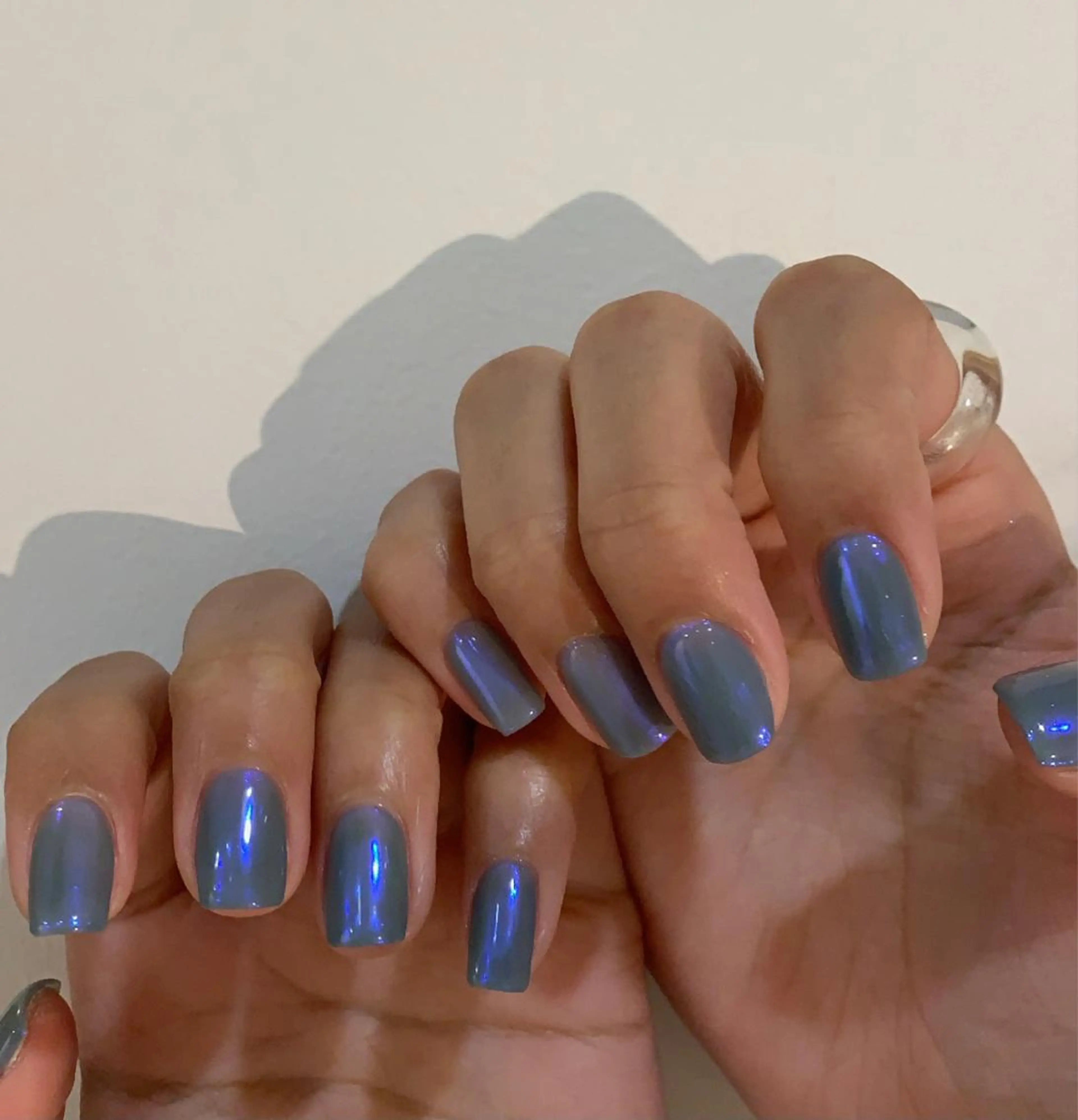 ネイル オーロラネイル ブルー ワンカラーネイル 佐藤 穂乃香のネイルデザイン