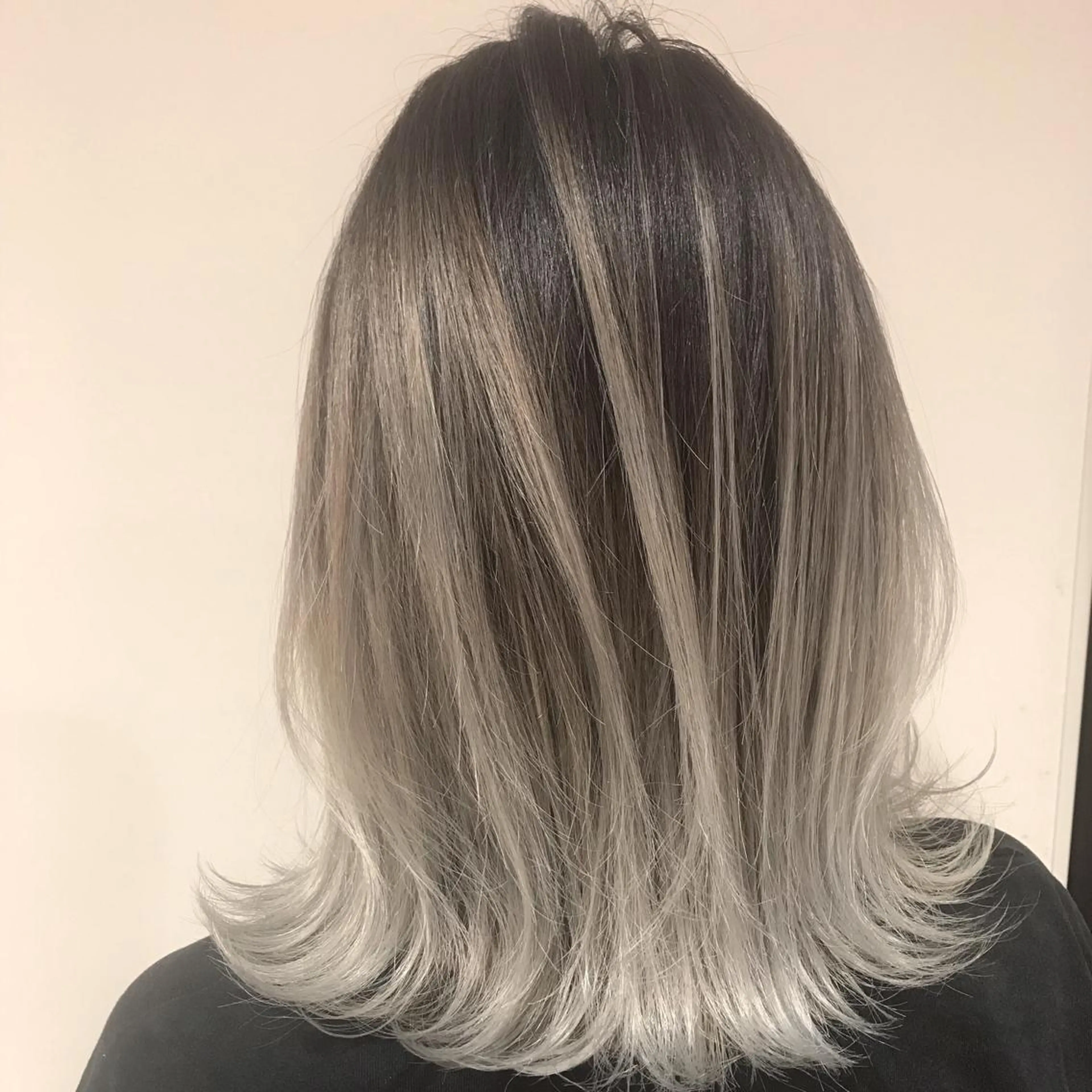 ショート カラー アッシュ アッシュグレー アッシュグレージュ バレイヤージュ ブリーチ AMI Hair  supply所属・髪質改善カラー韓国風 レイヤーtudaのヘアスタイル