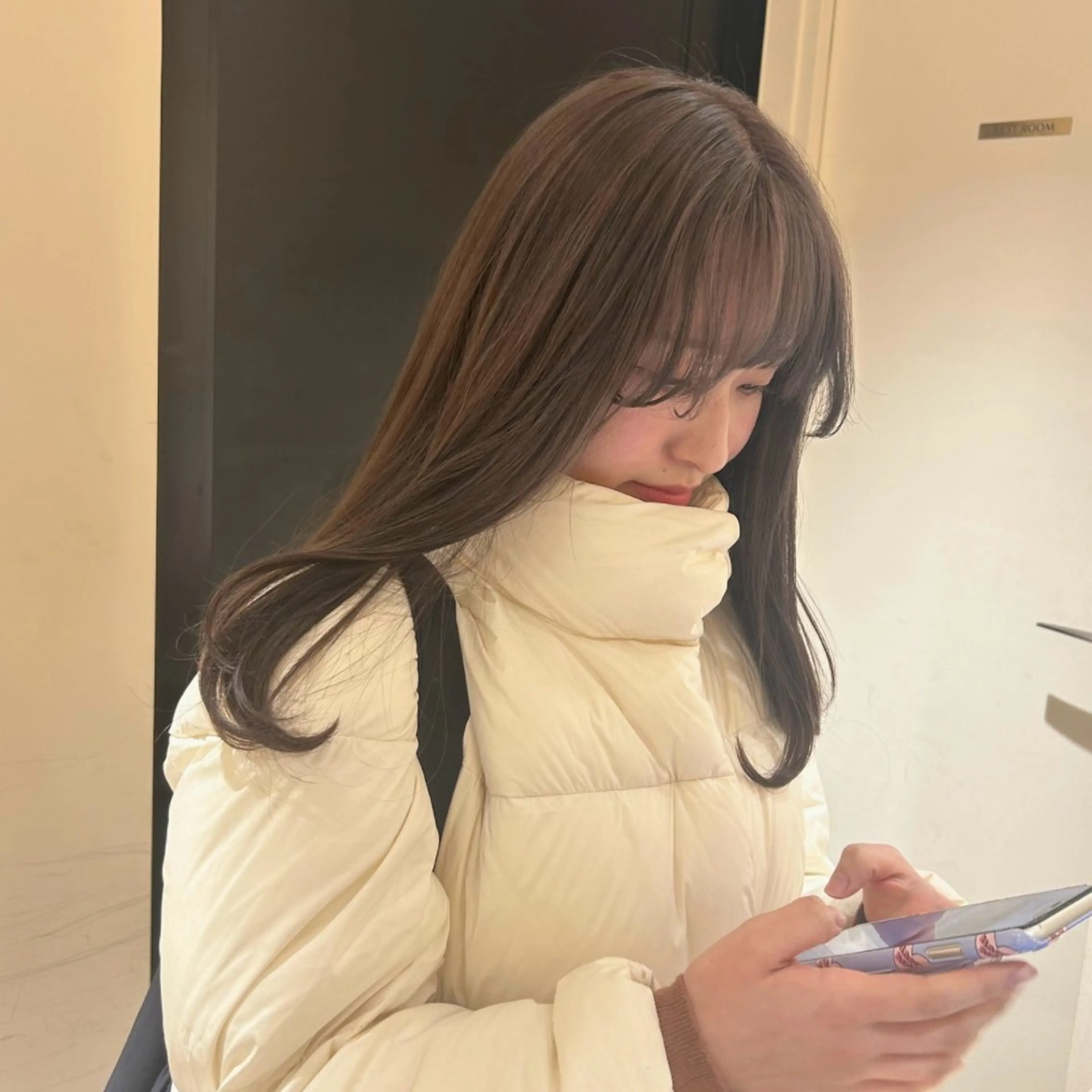 セミロング カラー ブリーチ グレージュ ミルクティーグレージュ ayumi / ミディアムトーンのヘアスタイル