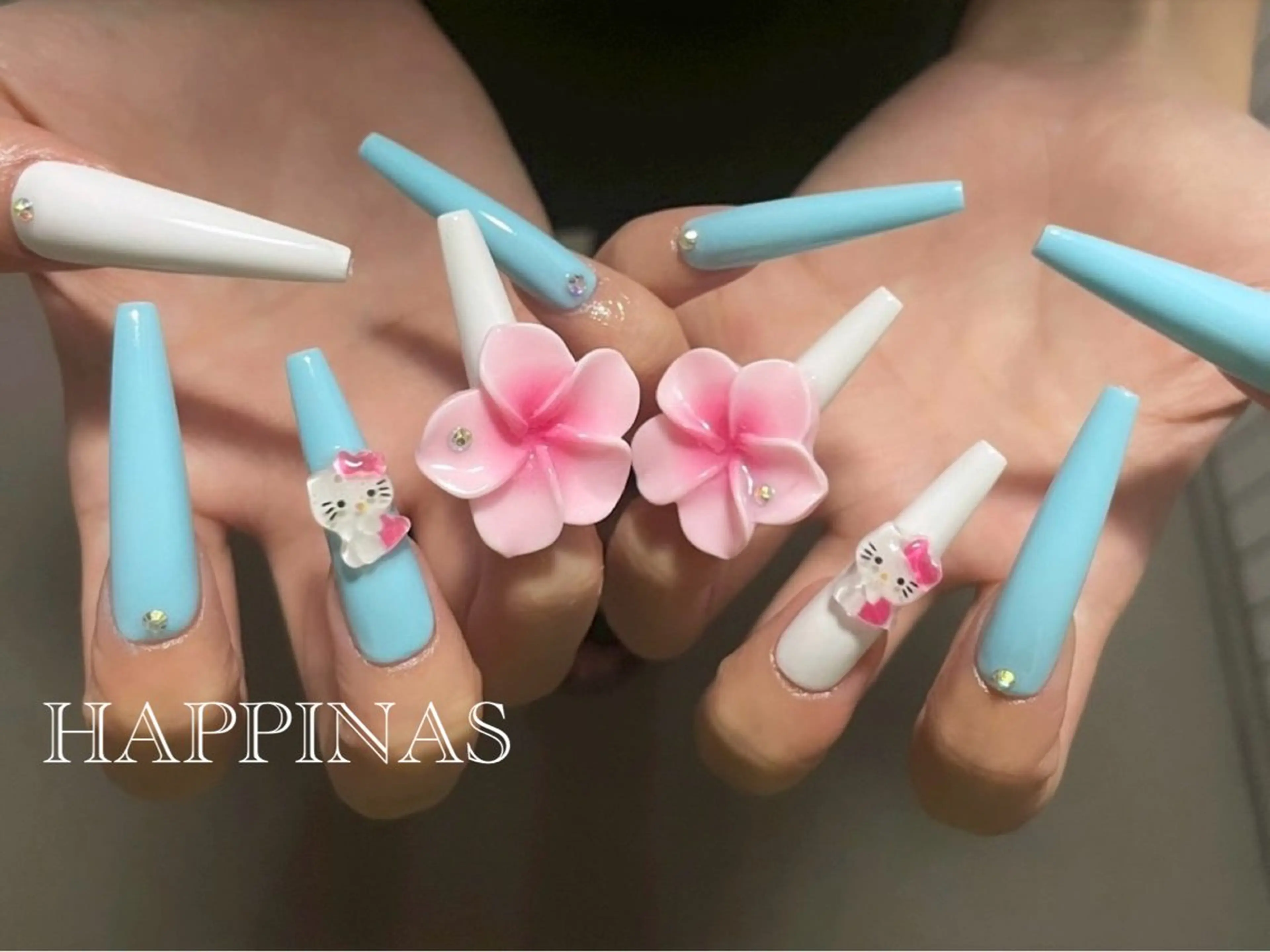 ネイル ブルー フラワーネイル スカルプネイル ホワイト HAPPINAS ENAのネイルデザイン