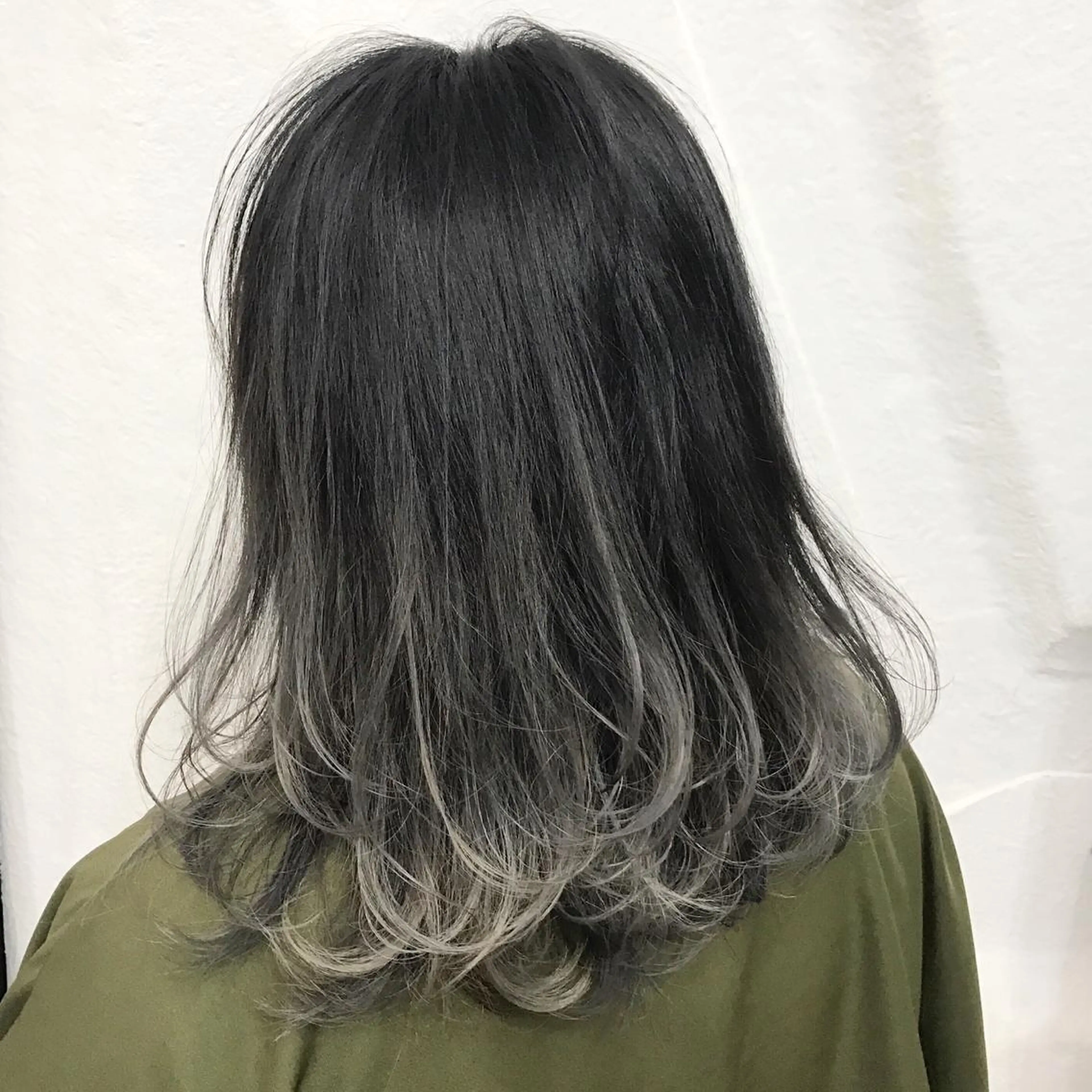 ミディアム カラー ブリーチ グラデーションカラー シルバー レイヤーカット K-POP好き美容師 🇰🇷Kai.Yのヘアスタイル